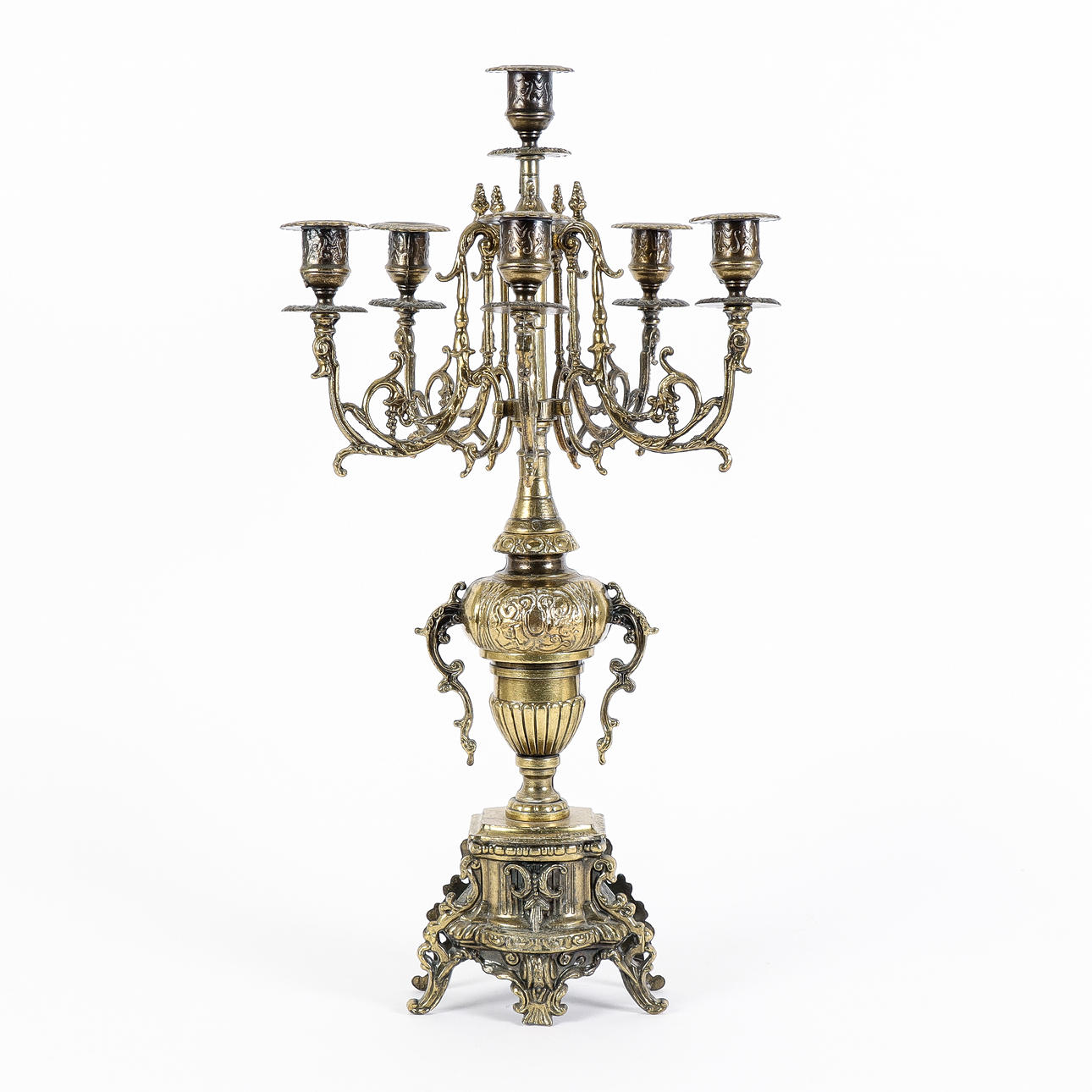 Kandelaber aus Metallguss.