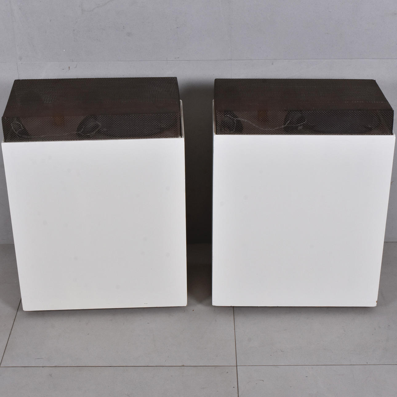 HÖGTALARE, 1-par, vitmålat trä, 1900-tal.