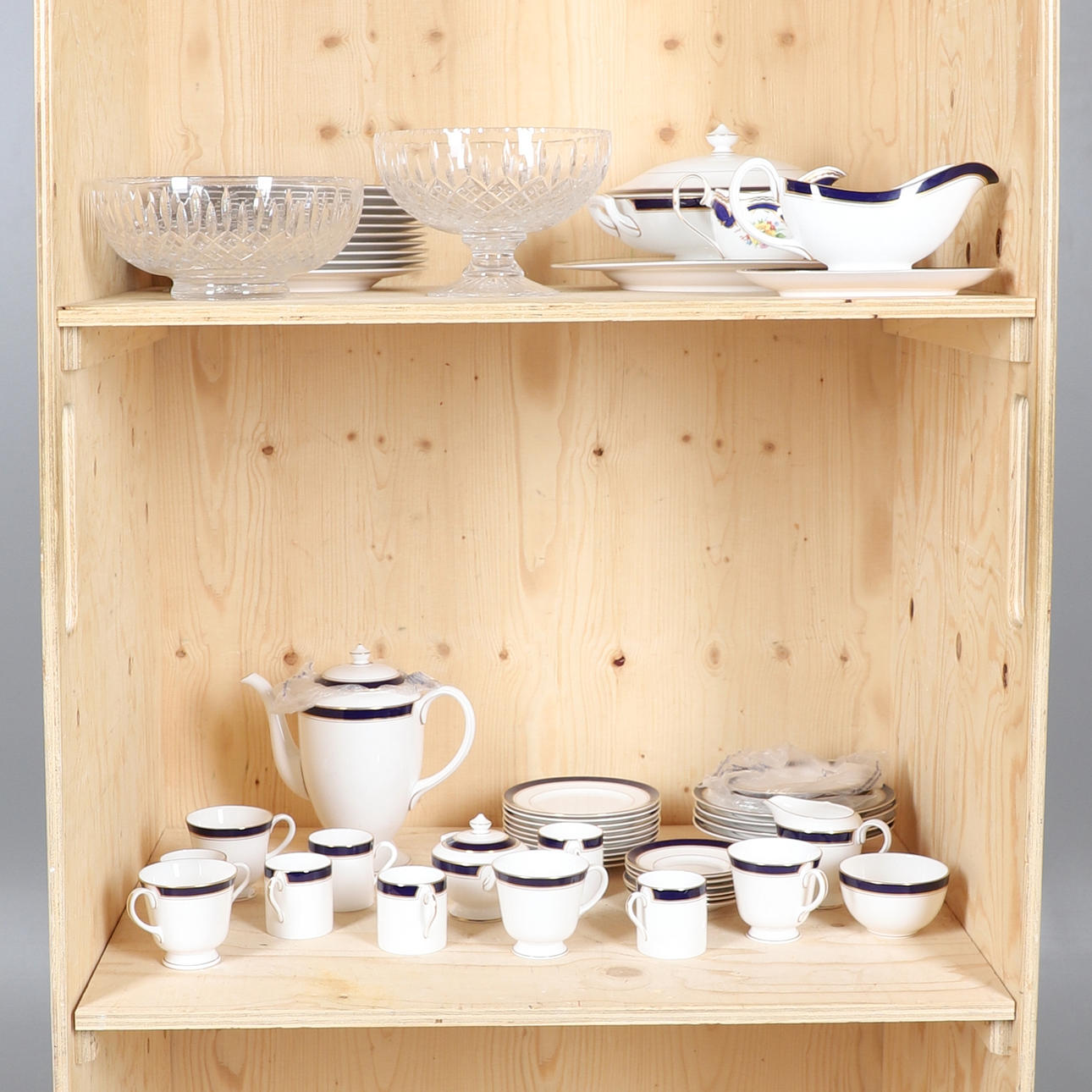 A ROYAL WORCESTER HOWARD DINNER SERVICE ETC.