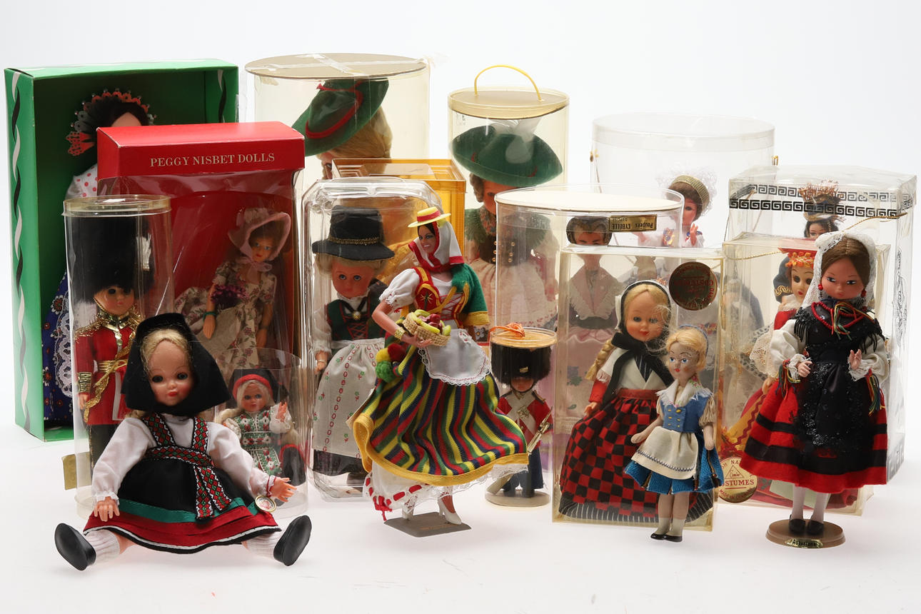 NUKET kansanpuvussa. 20 kpl.