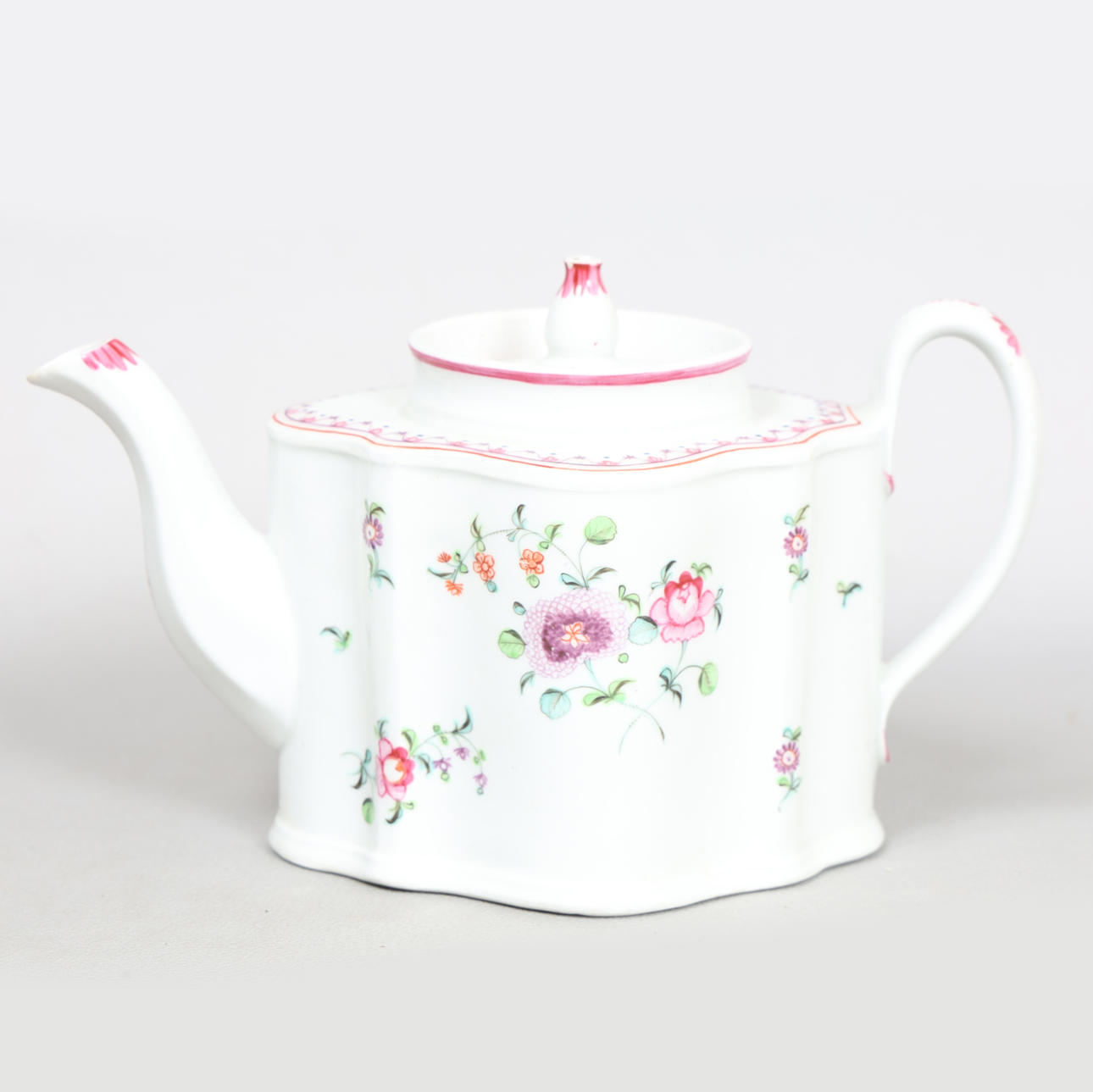 A NEWHALL PORCELAIN TEAPOT, CIRCA 1790.