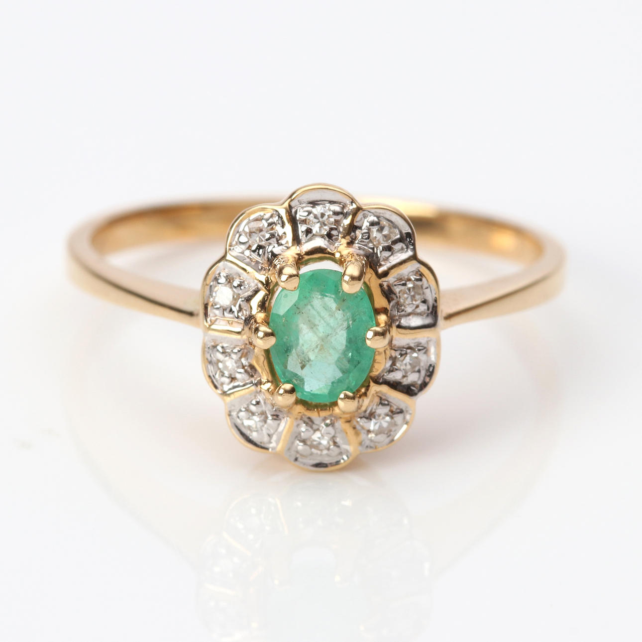 EMERALD RING 18K with diamonds.