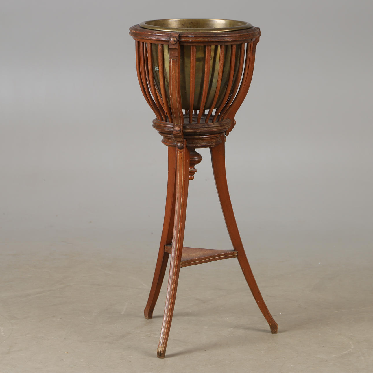 CHAMPAGNEKYLARE, betsat trä/mässing, 1900-tal.