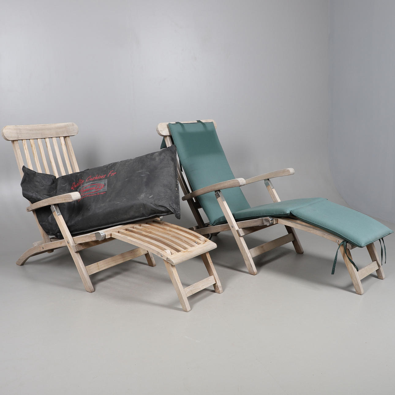 ET PAR TEAKHAVE ELLER LIGGESTOLE.