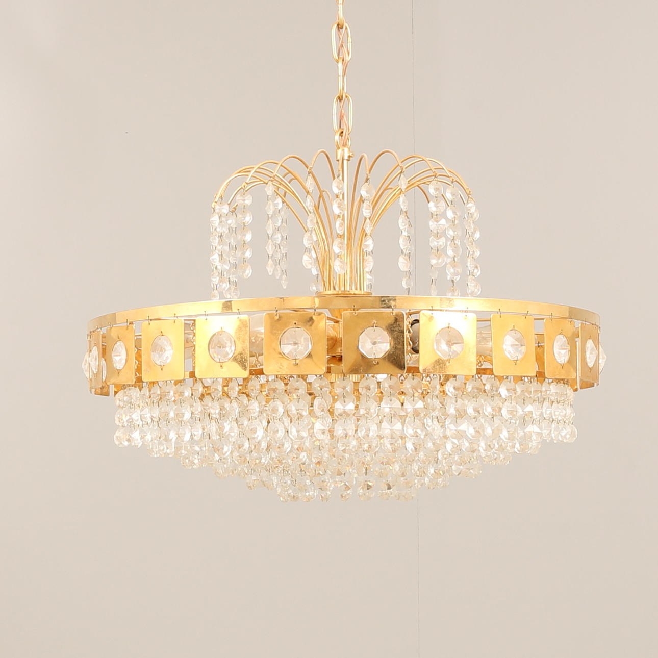 KRISTALLBELYSNING med 8 ljuspunkter.