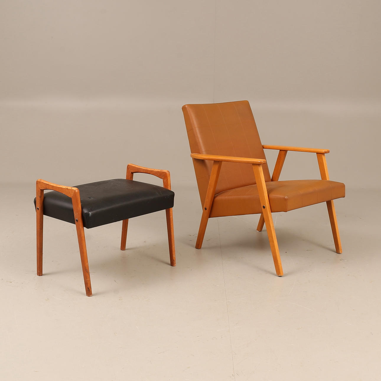 FÅTÖLJ. PALL. 1950/60-tal.