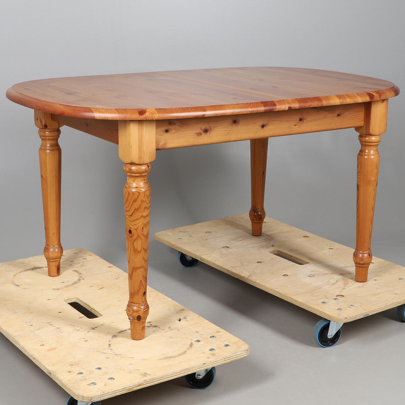 A MODERN PINE EXTENDING DINING TABLE.