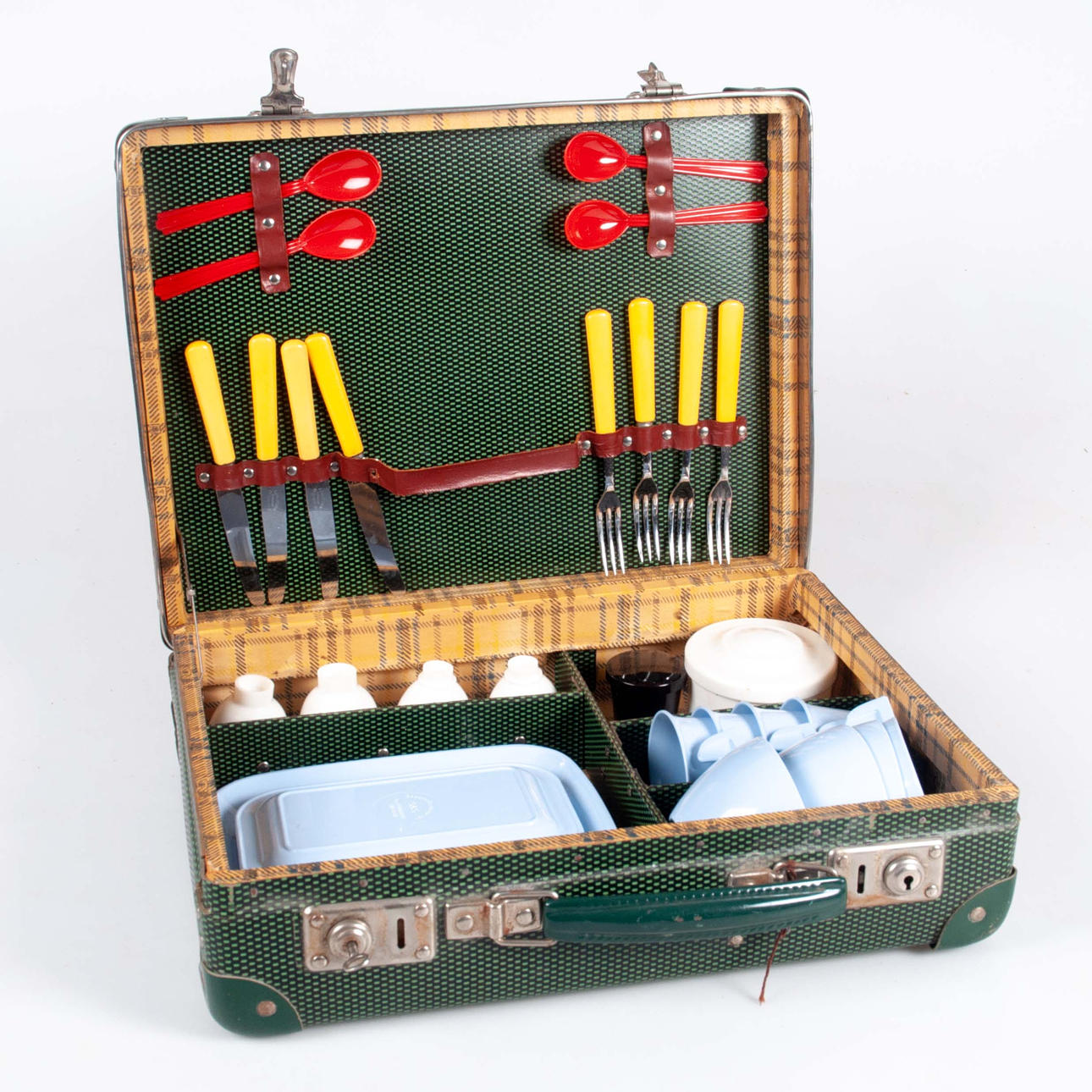 PICNIC BAG WITH ACCESSORIES, 1950'S.