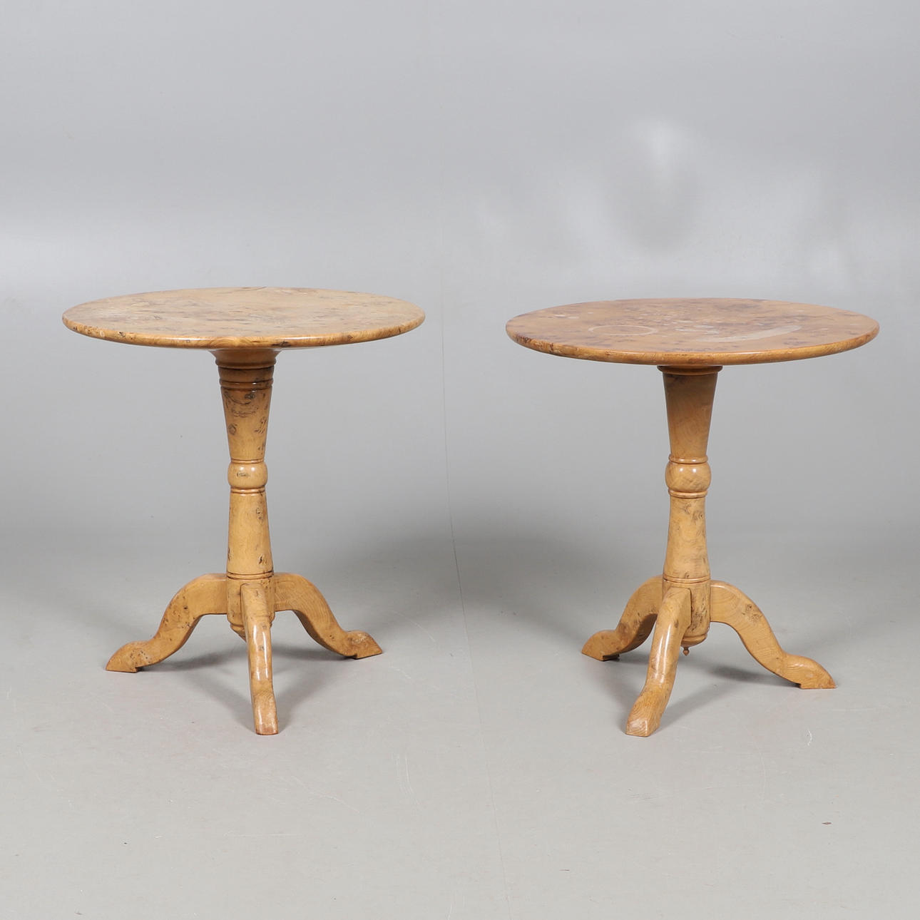 A PAIR OF GEORGE III STYLE BURR ELM TRIPOD TABLES.