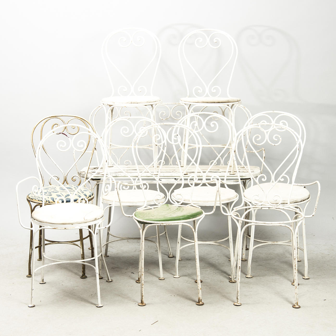 TRÄDGÅRDSGRUPP, vitmålad smide, 1900-talets mitt.