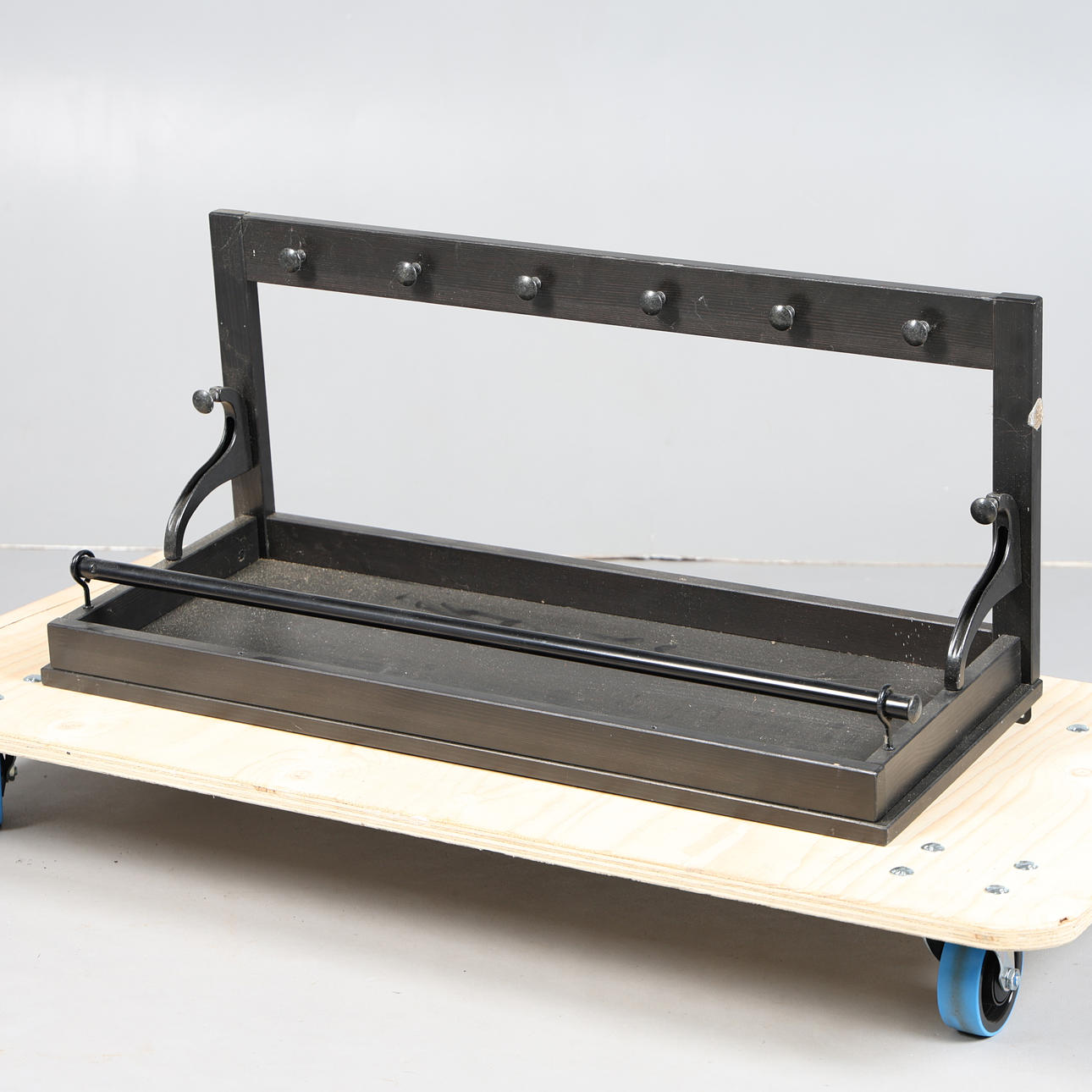 SEINÄLLE ASENNETTAVA IKEA-NAULAKKO.