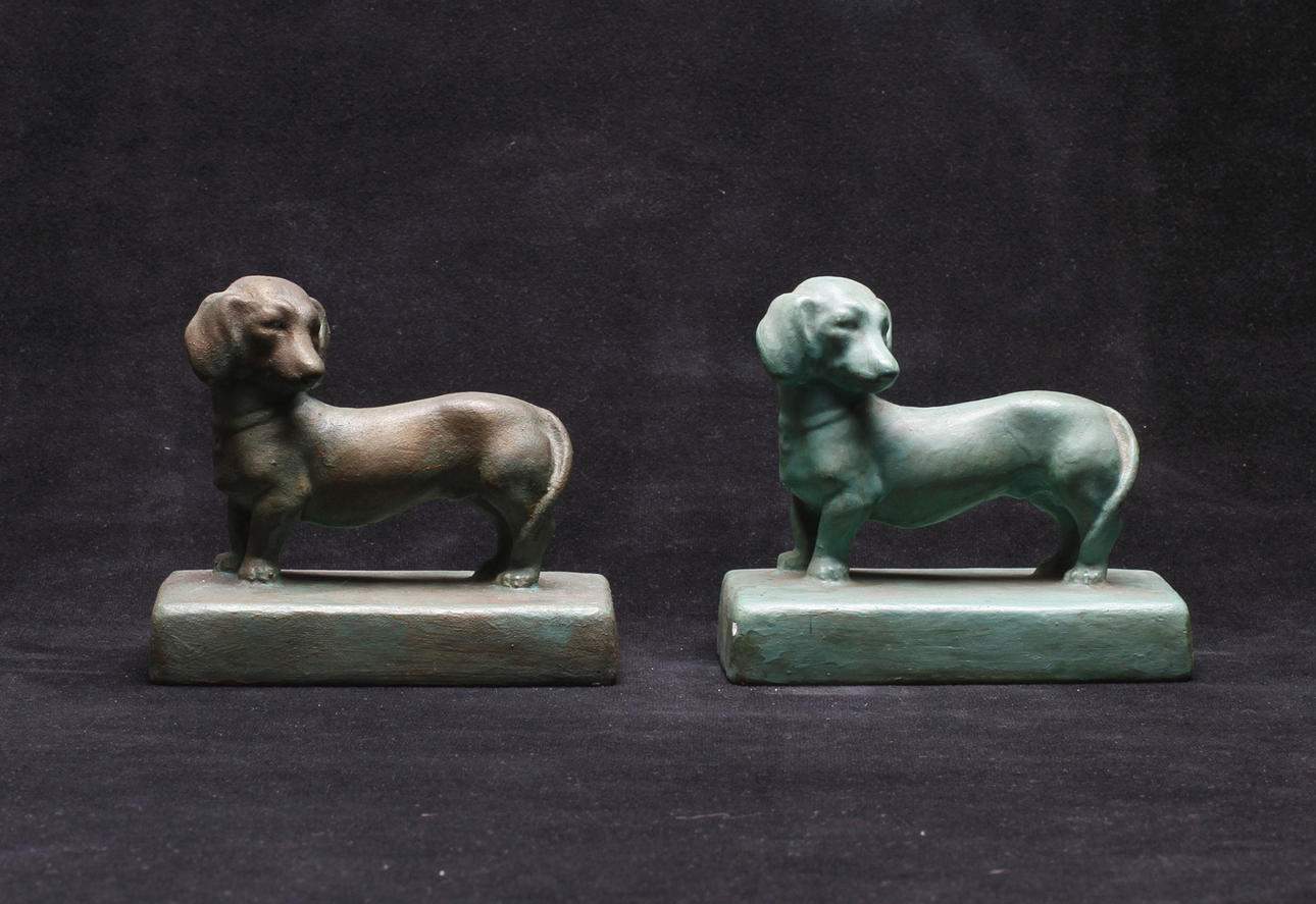 CARIN NILSON. TILLSKRIVEN. (1884-1973) Skulpturer, 2 st. Gips, bronspatinerade. Osignerade samt daterade 1931.