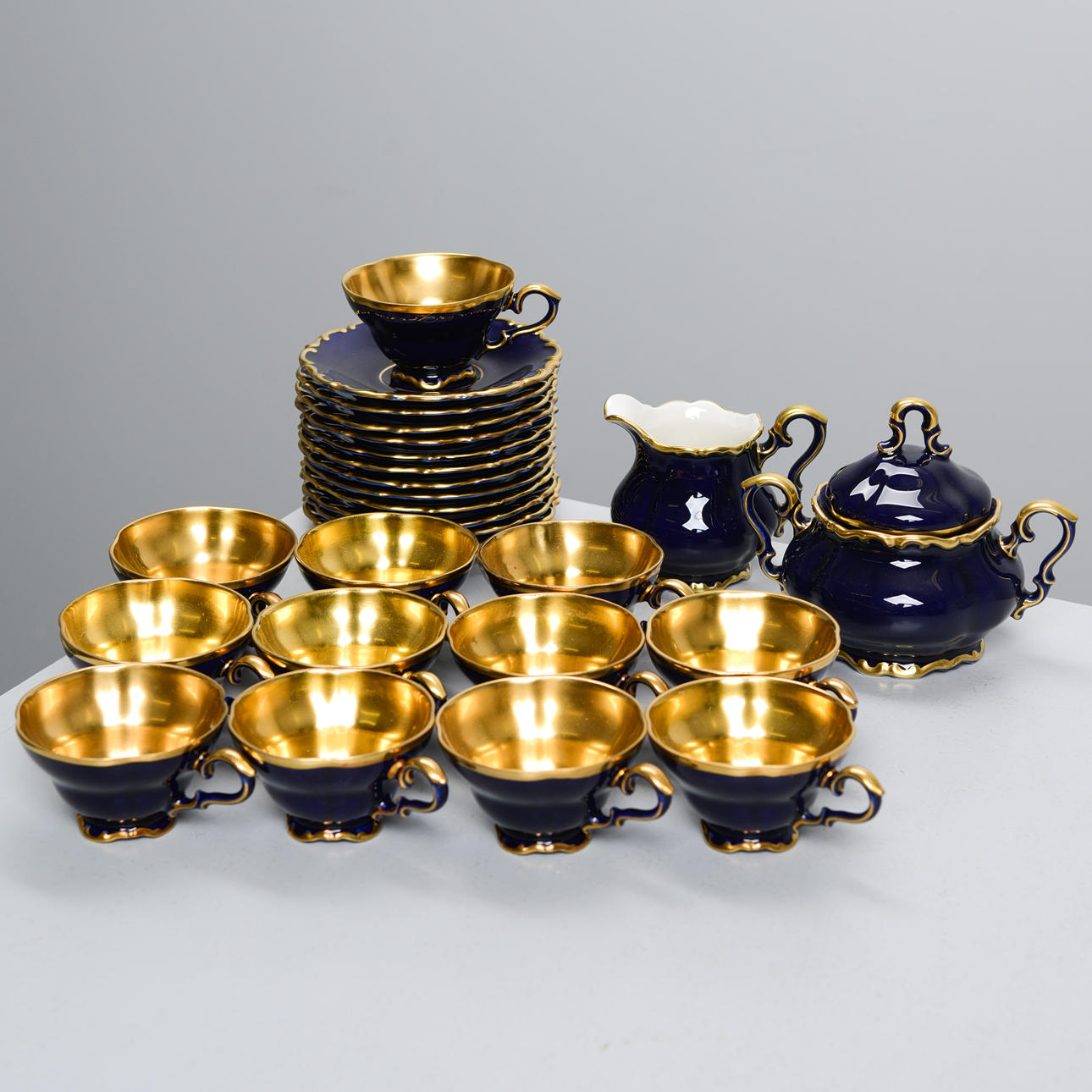 MOCCASEVIS for 12 persons, “Echt Cobalt”, Lindner, Germany.