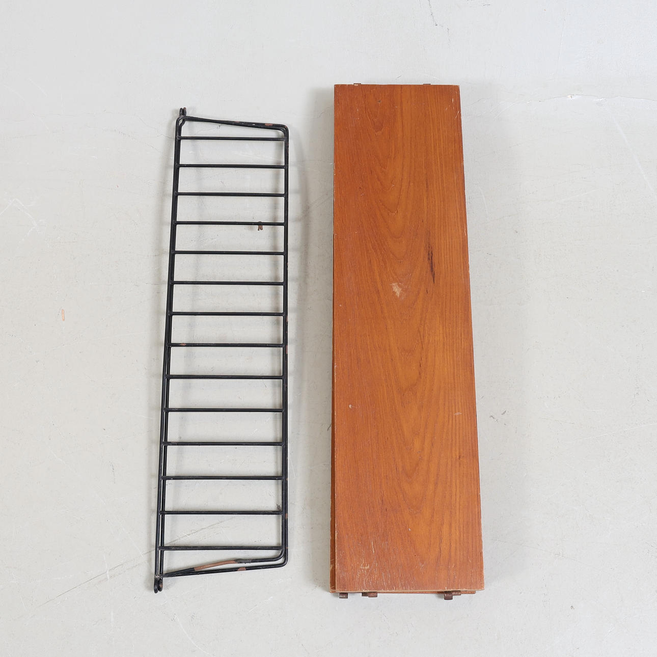 A teak shelf, string model, second half of the 20th century.