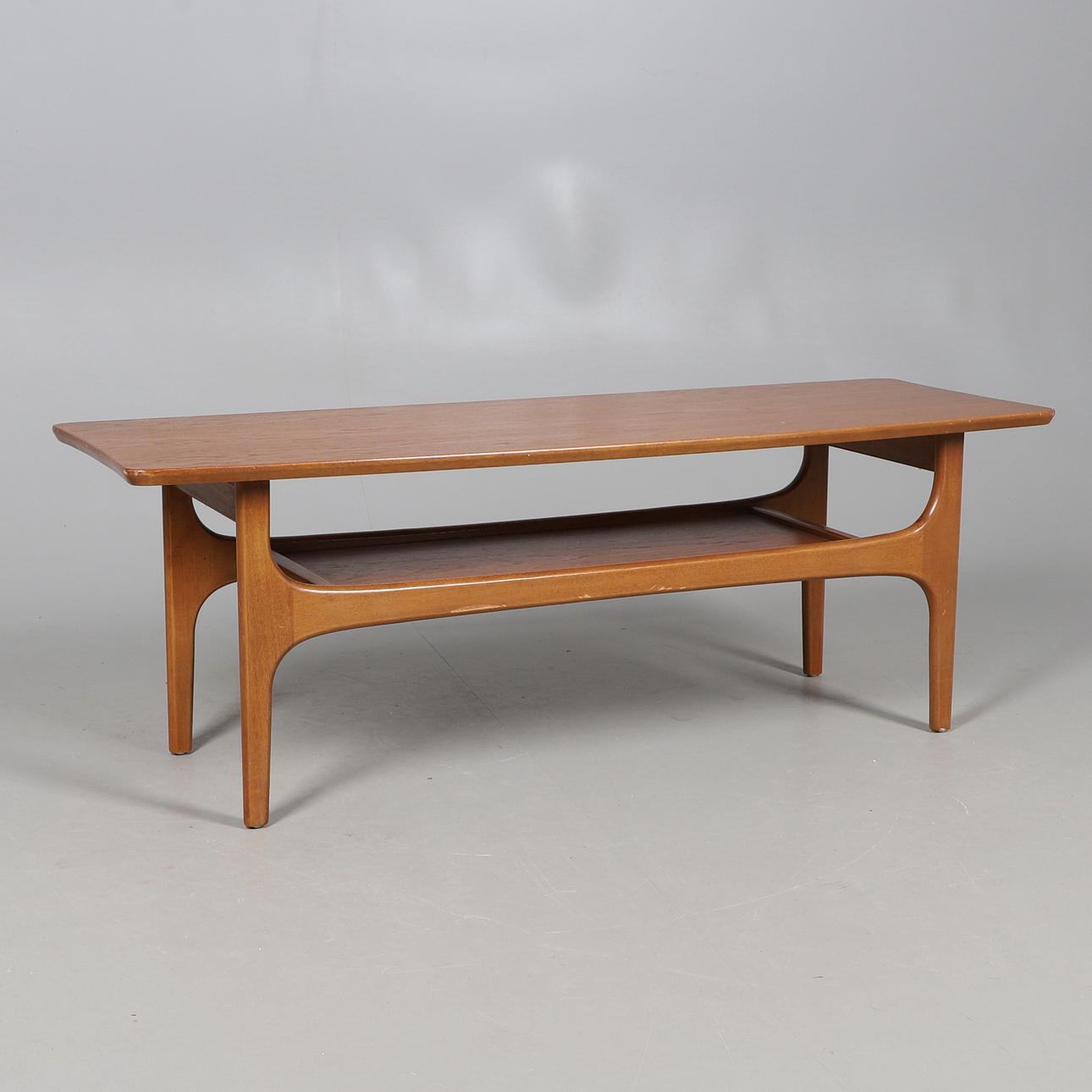 A MID 20TH CENTURY TEAK COFFEE TABLE.