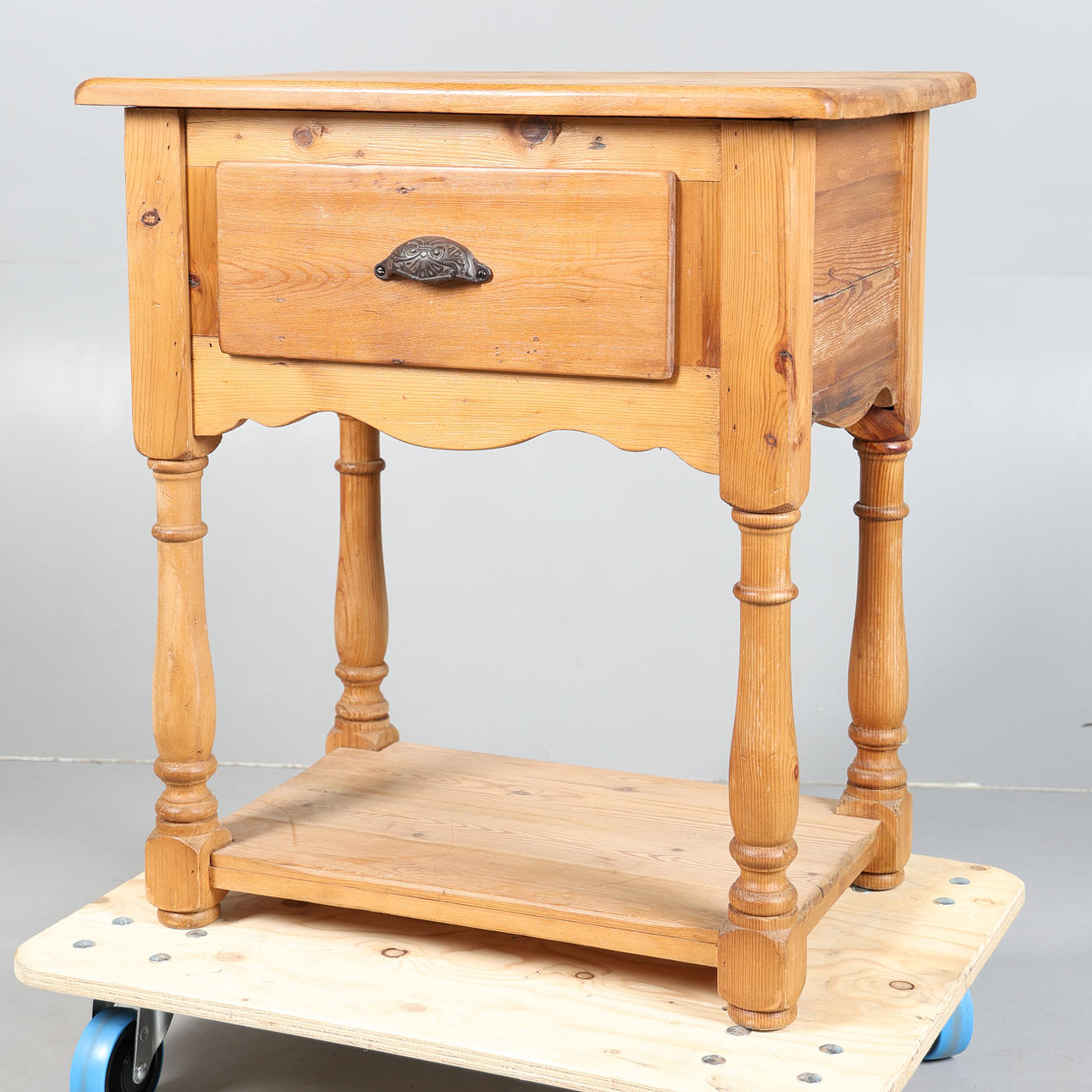 A 20TH CENTURY PINE SIDE TABLE.