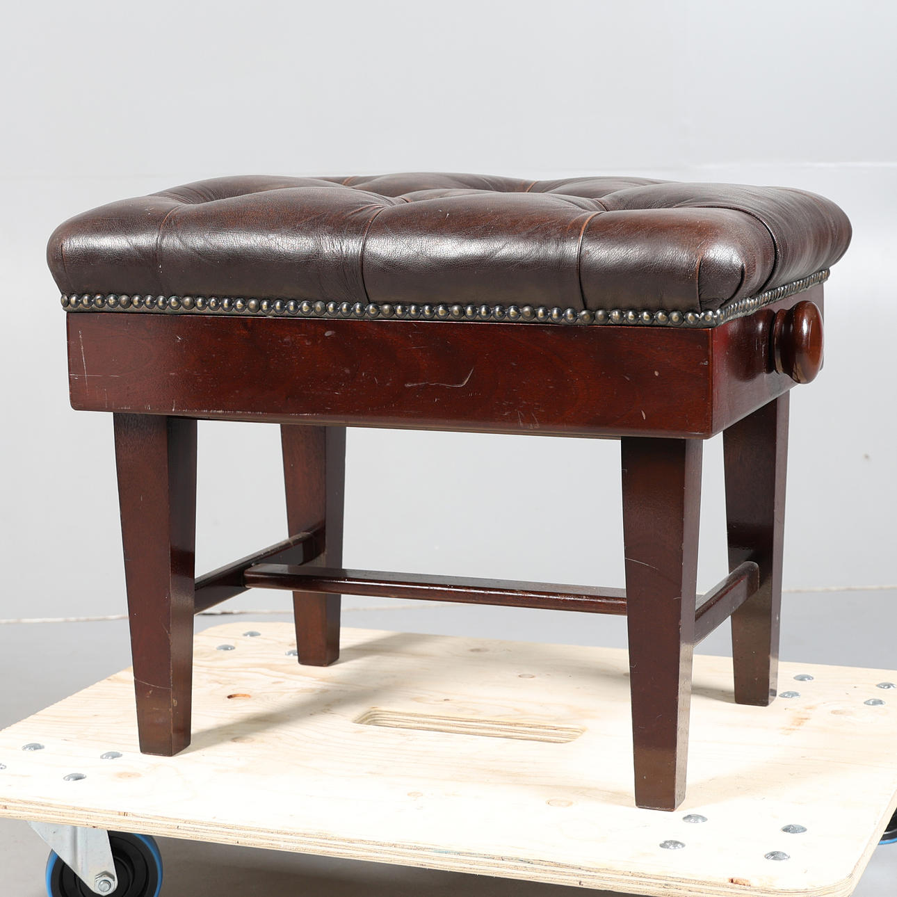 A 20TH CENTURY ADJUSTABLE PIANO STOOL.