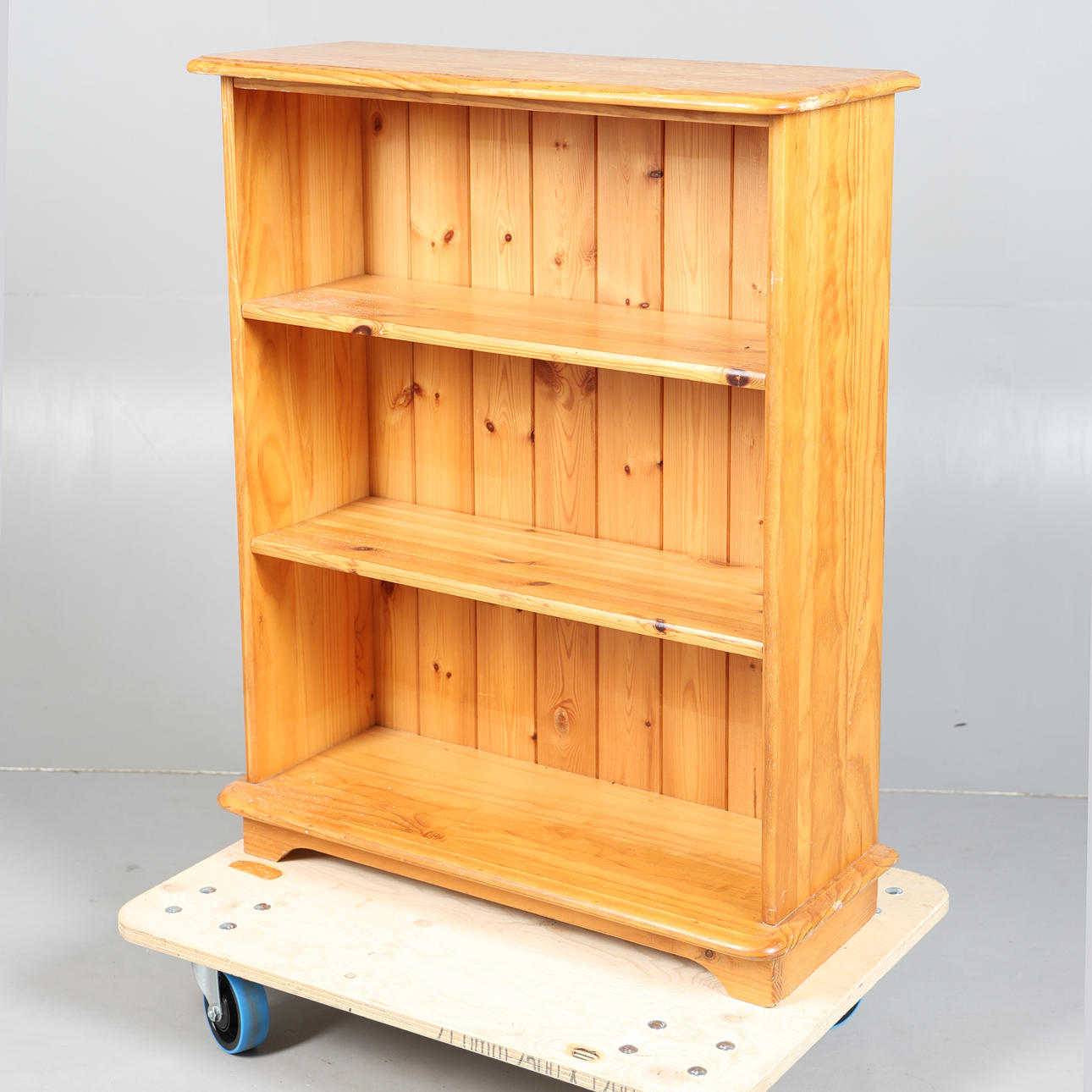 A 20TH CENTURY PINE OPEN BOOKCASE.