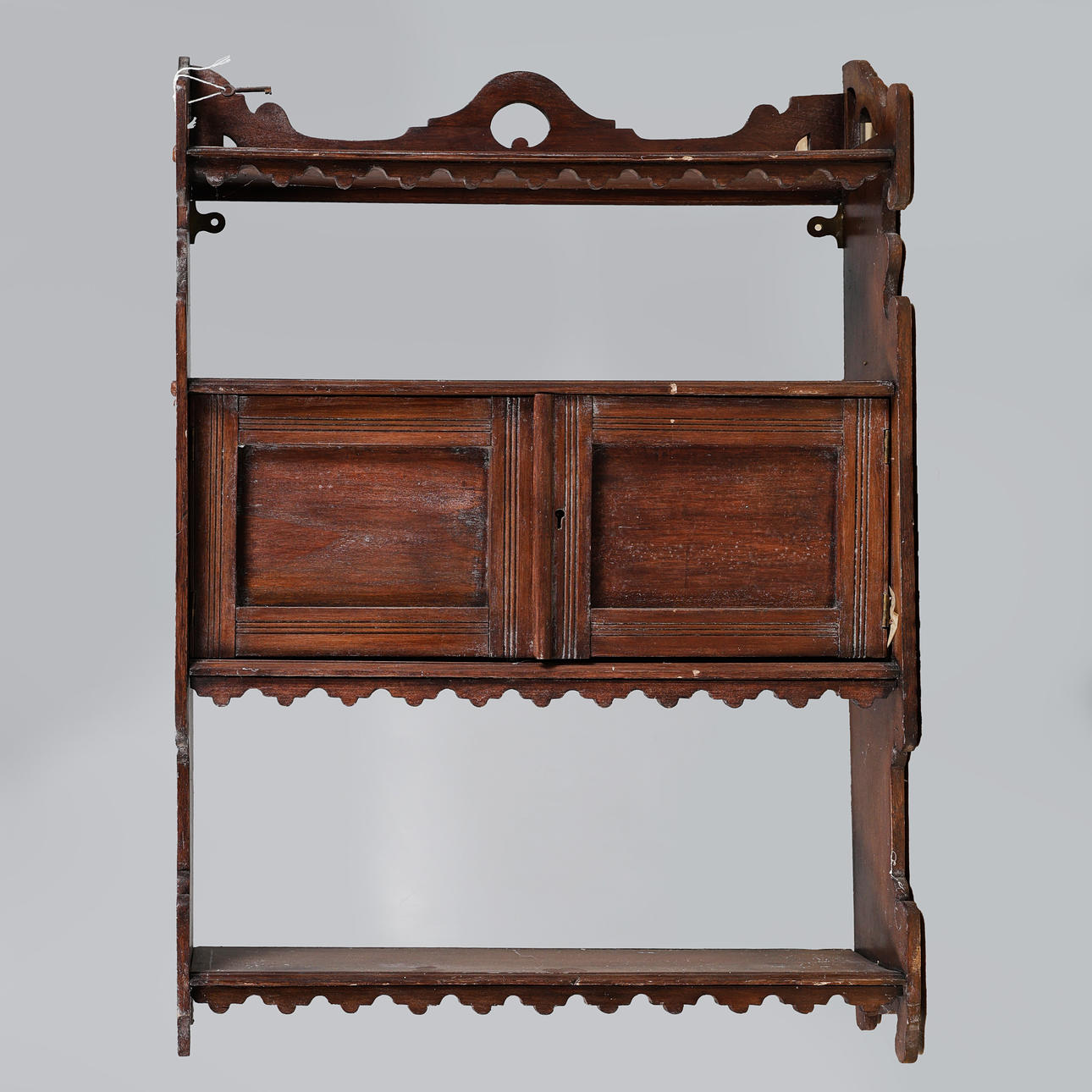 A 20TH CENTURY OAK WALL SHELF.