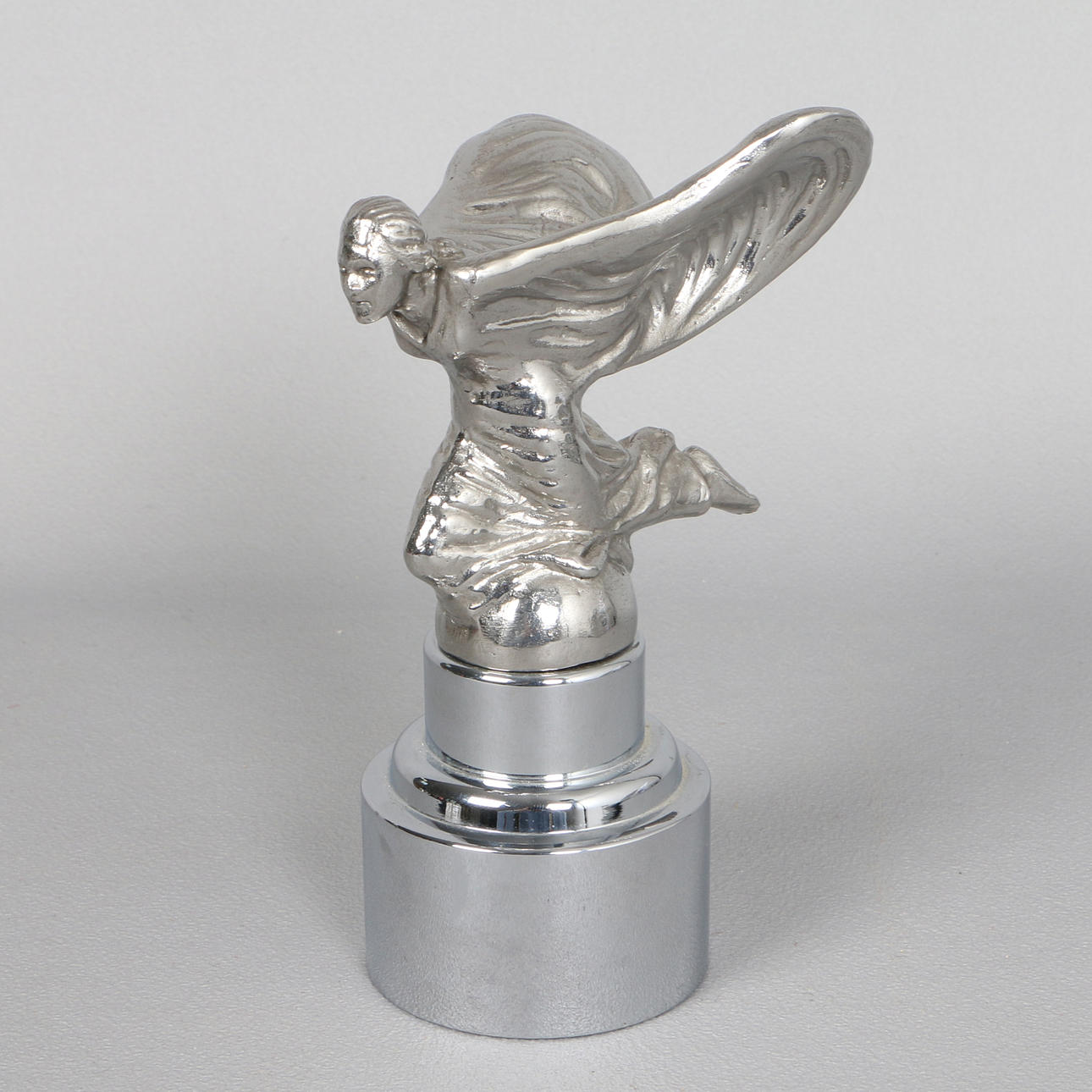 EIN ROLLS-ROYCE KNIENDES DAMENAUTOMASKOTTCHEN.