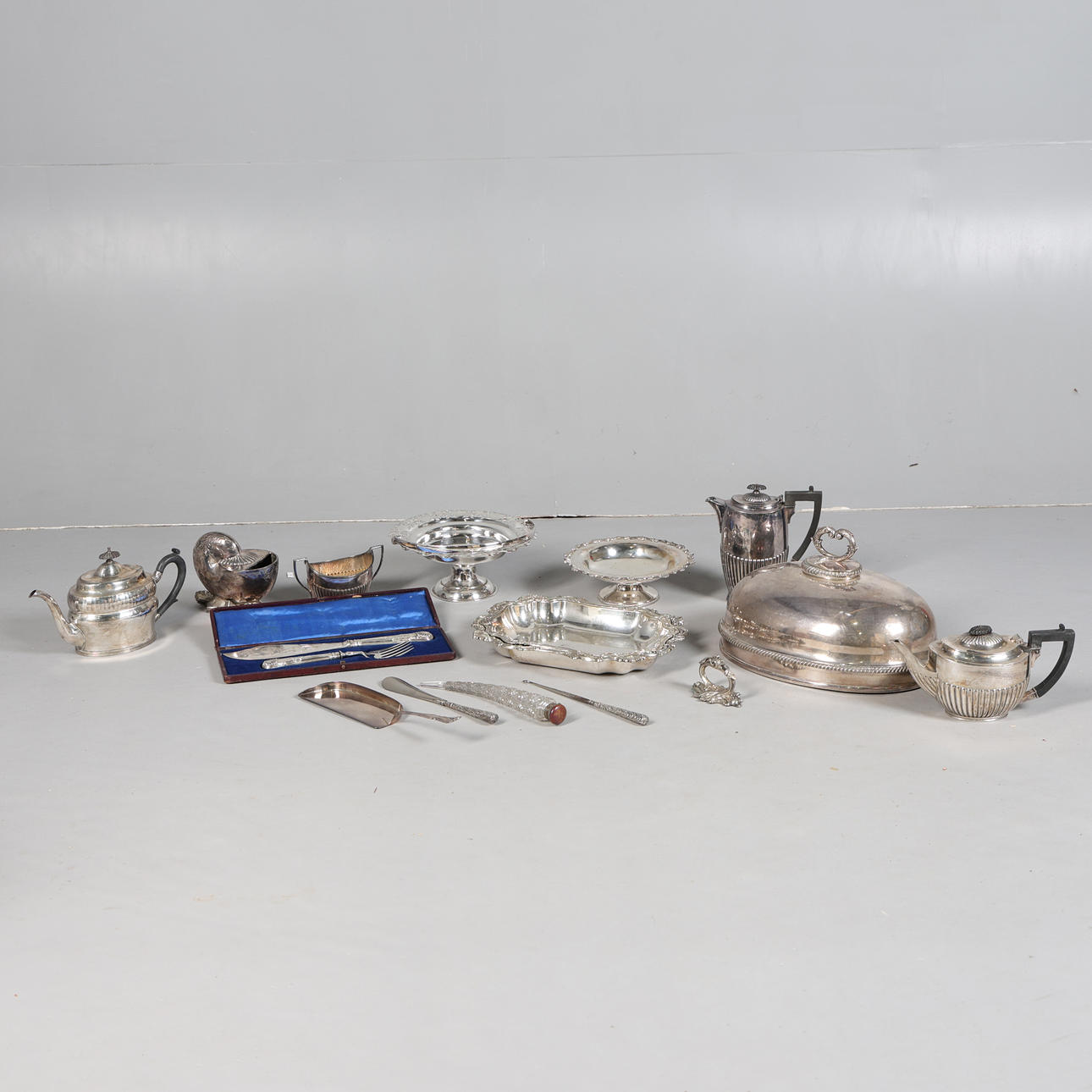 A COLLECTION OF SILVER PLATED WARE (QTY).