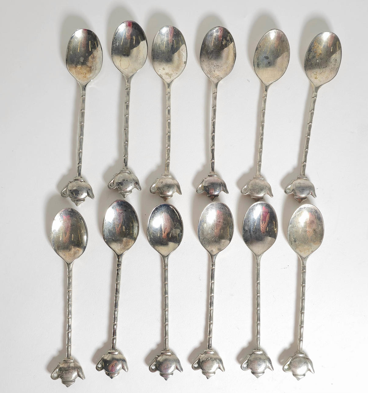 12 HOPEAMETALLIKAHVILUSIKKAA.