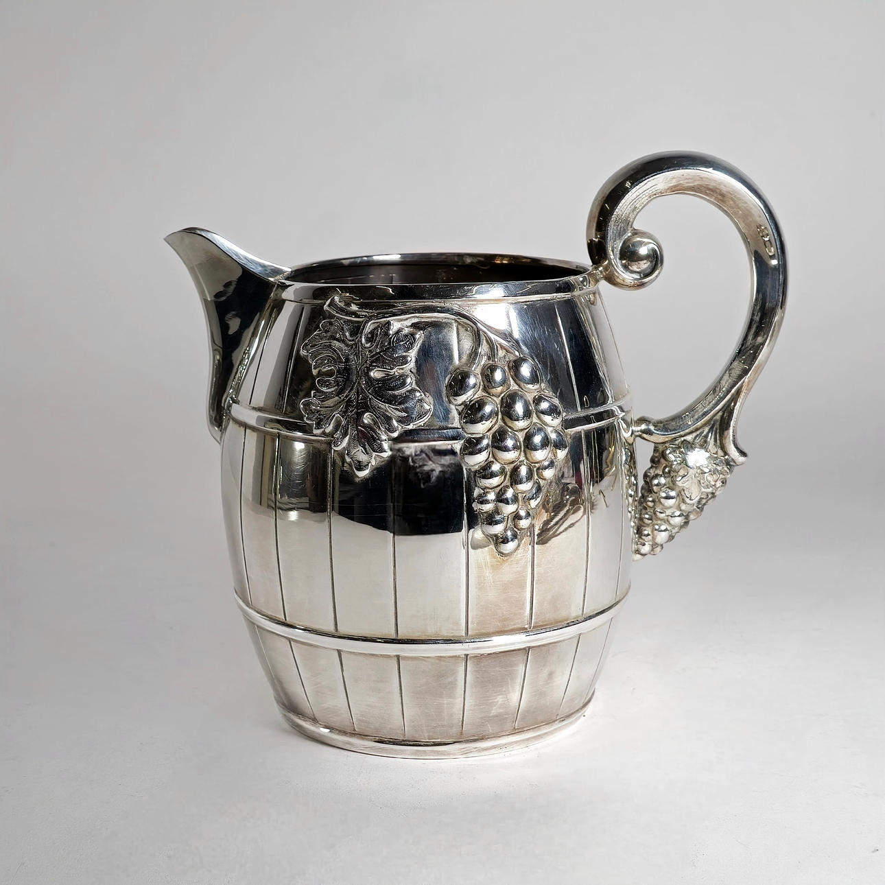 WEINKRUG. GESTANZTES SILBER. COLUMBIT VACUTERM.