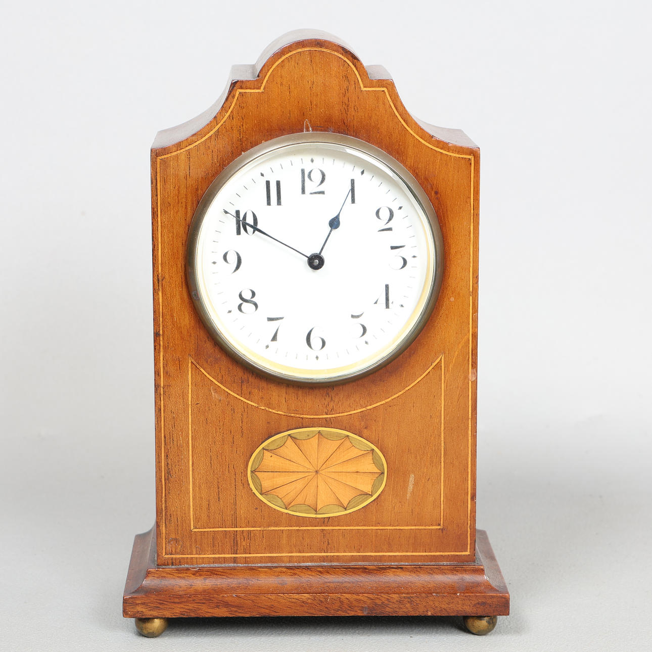 AN EDWARDIAN MAHOGANY AND BOXWOOD INLAID MANTEL CLOCK.