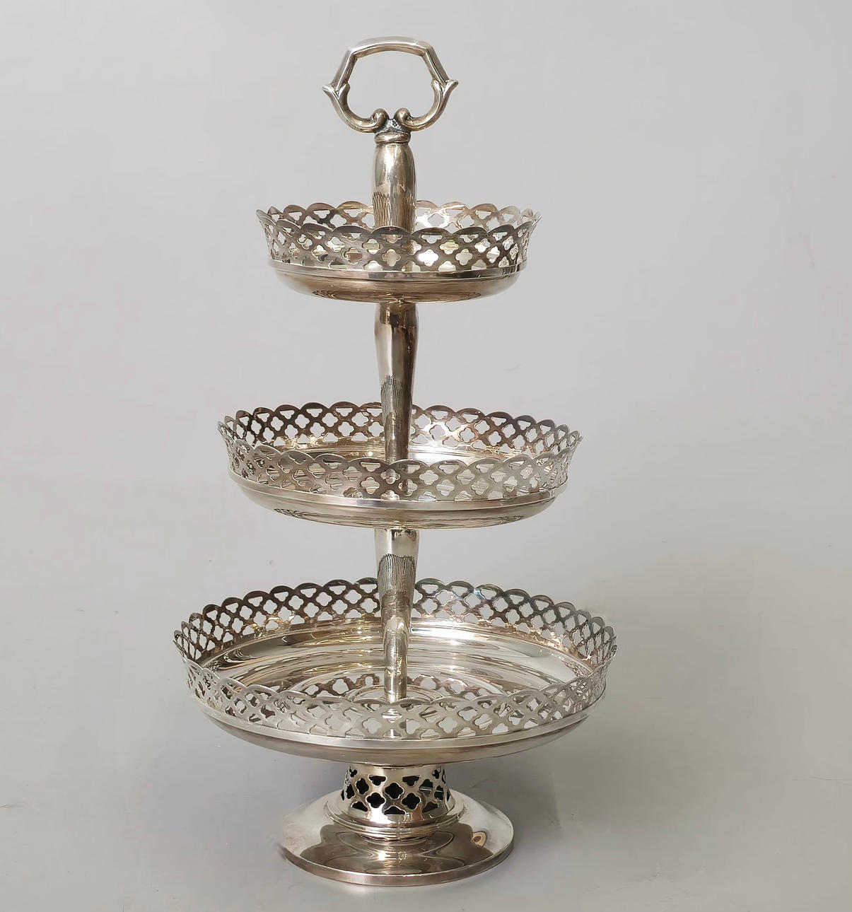 FRUTERO DE TRES PISOS. PLATA.