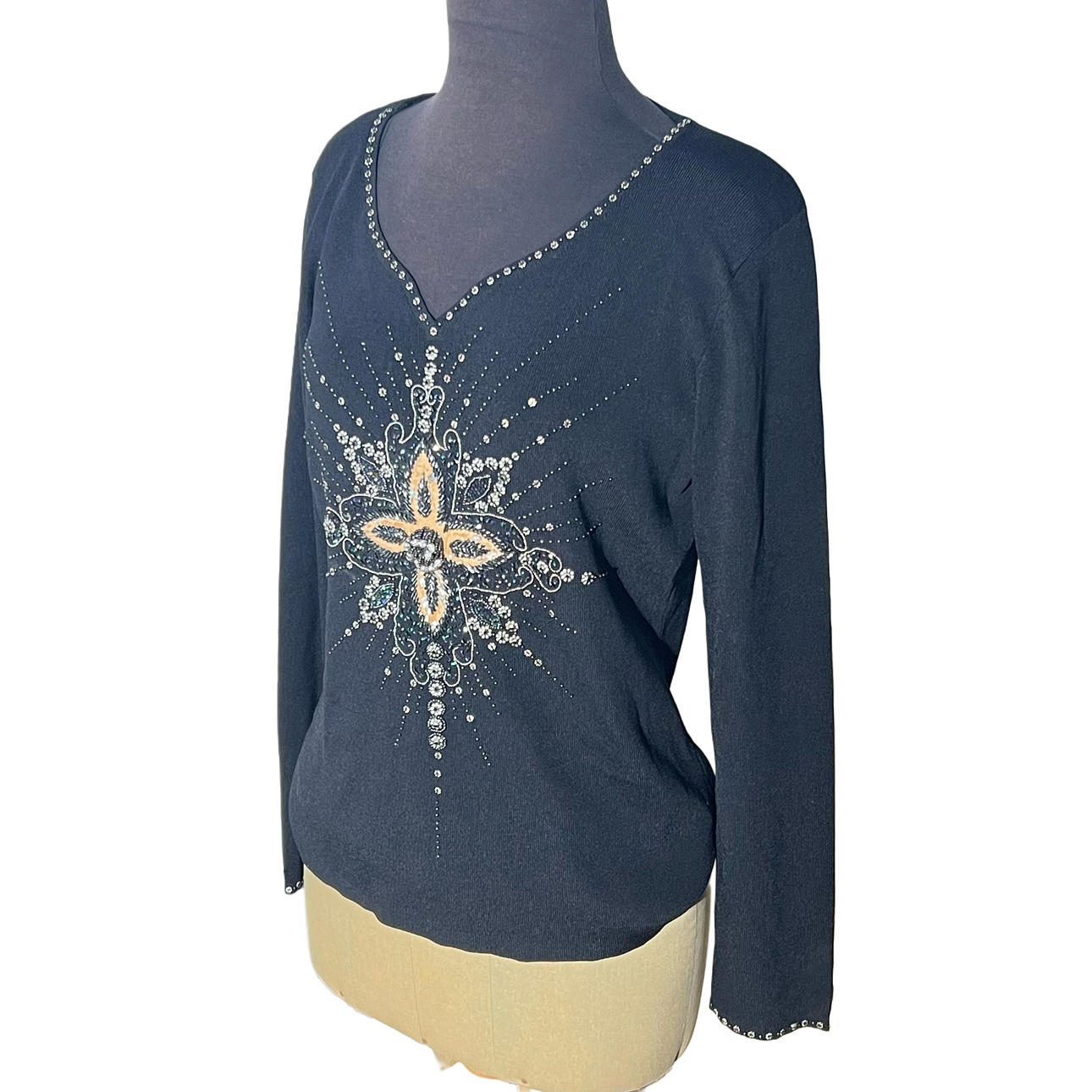 BAGUTTI-KOLLEKTION. Langarm-Pullover im indischen Stil mit Strasssteinen.