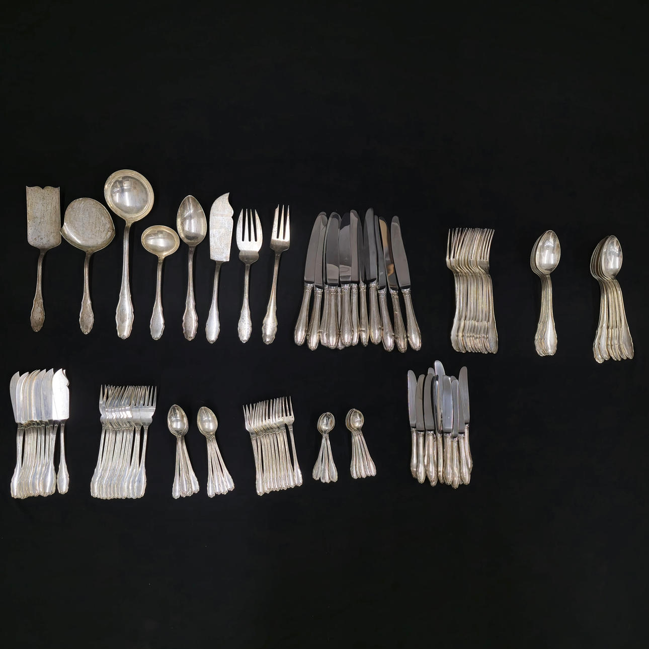 CUBERTERÍA DE PLATA DE DOCE SERVICIOS COMPLETA.