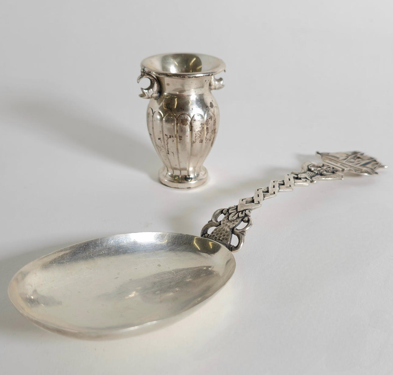 COMMEMORATIVE SILVER SPOON AND SMALL VASE IN PUNCHED SILVER.