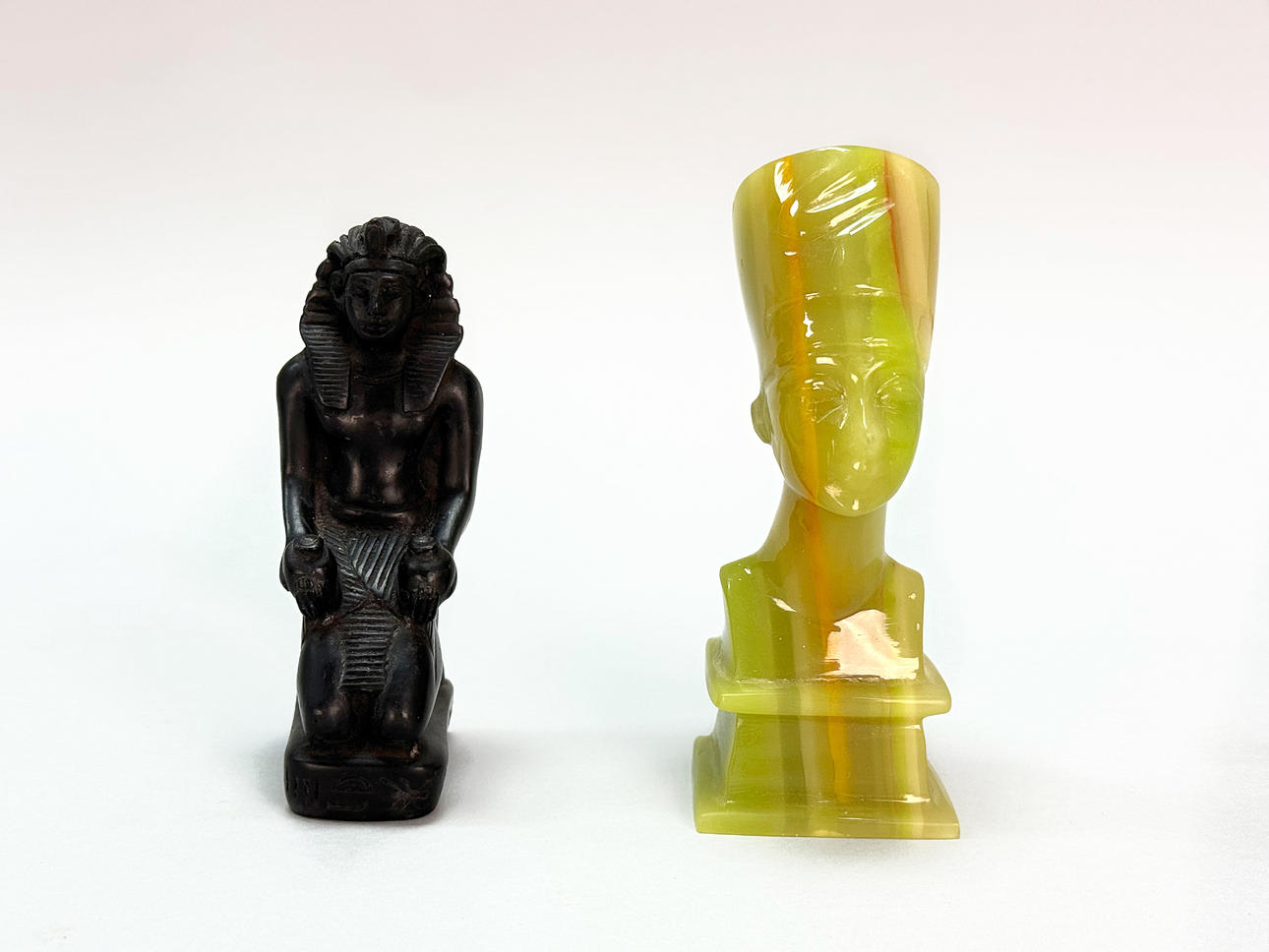 STATUETTES, Alabaster Nefertiti, Ramses II.