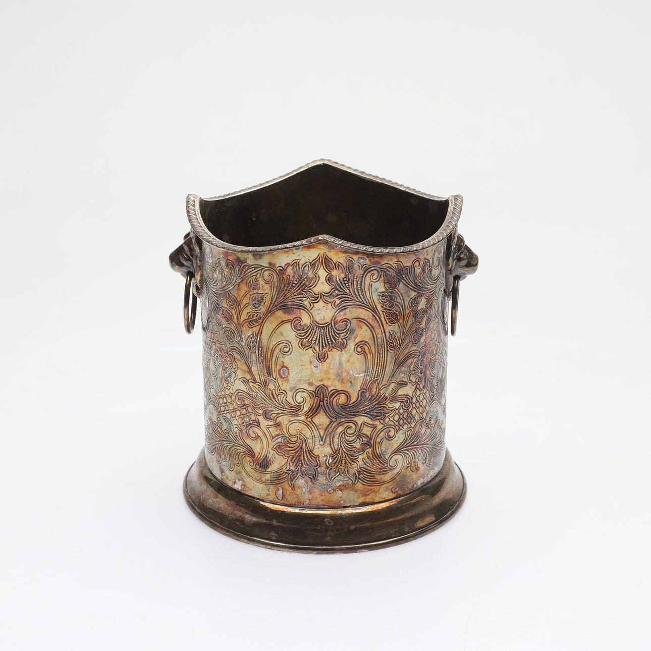 A bottle holder, silver plated, probably England, 20th century.