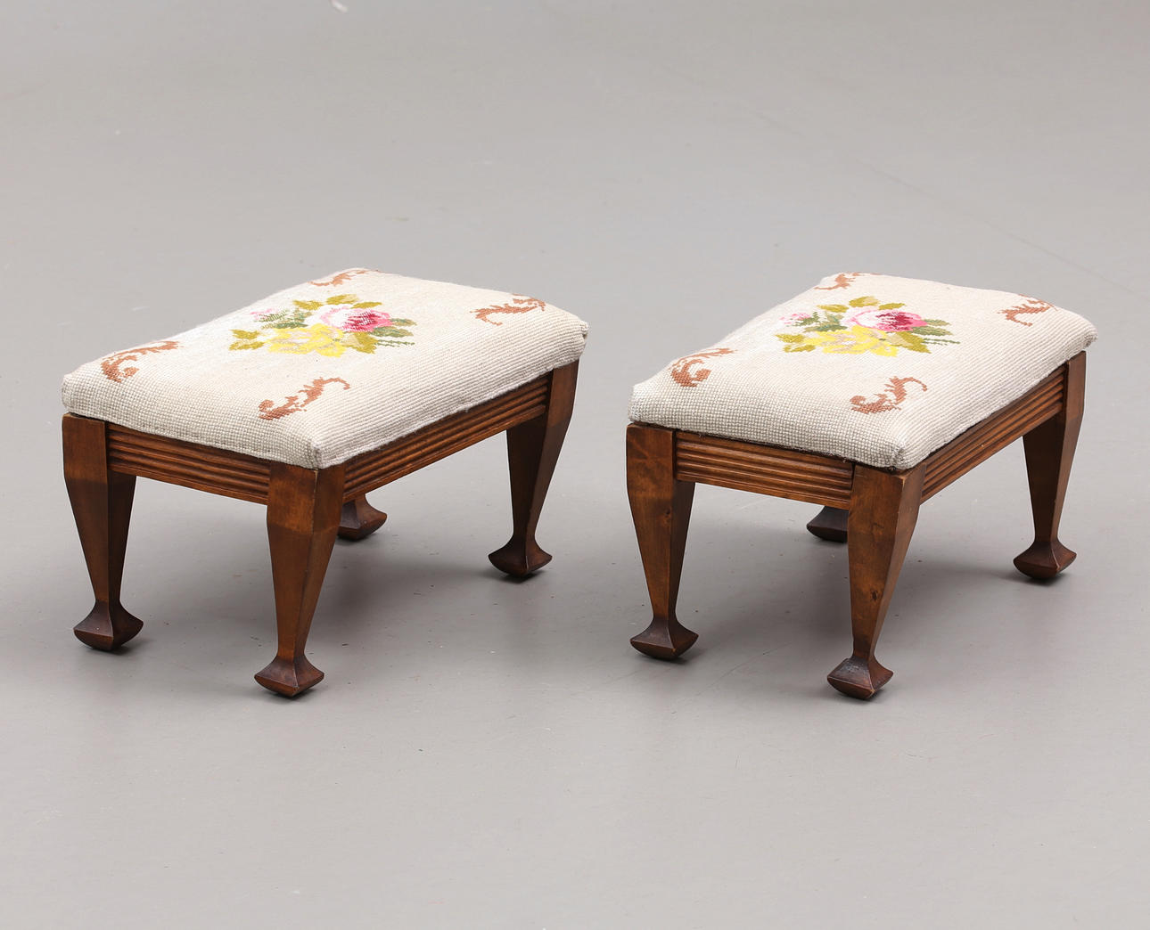 TABURETTER, et par broderede, 20. årh.