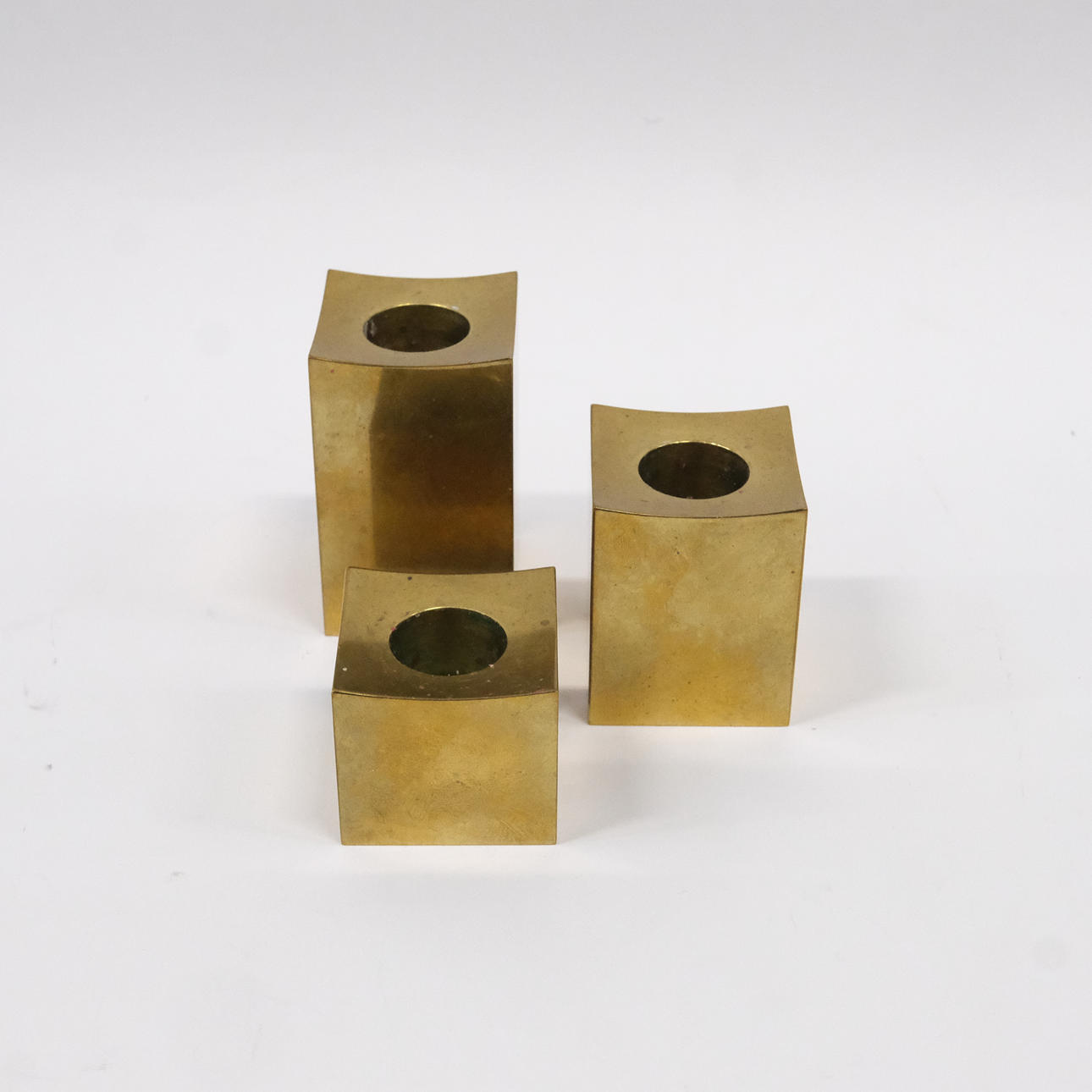 GUSUM, KOLME KYNTTILÄNJALKAA.