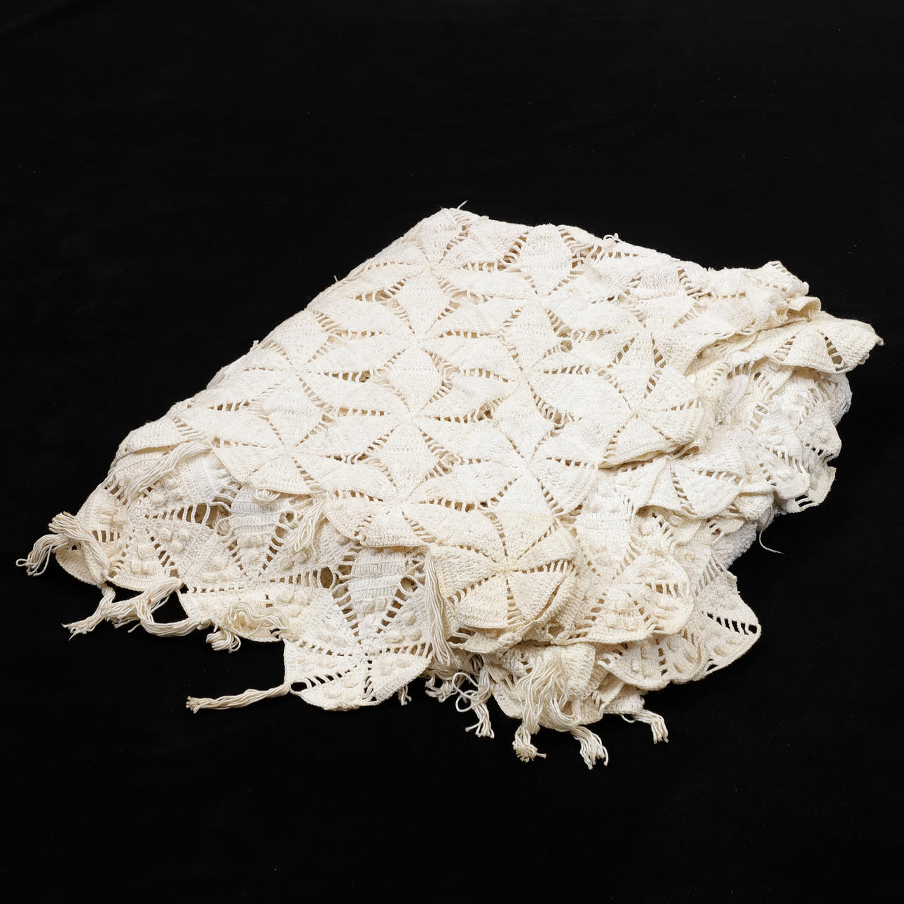 BEDSPREAD, crocheted, 234 x 208 cm.