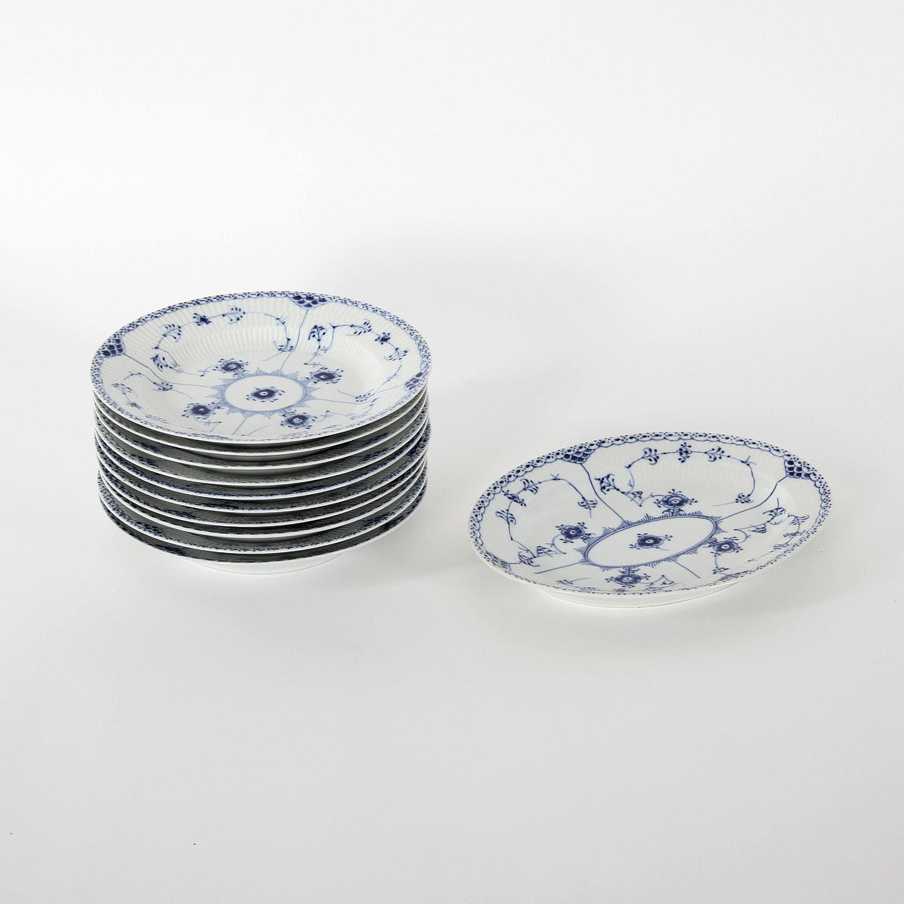 A set of 8 “Musselmalet half-blond” dinner plates and serving plates, No 571 and No 532, Royal Copenhagen, 1970s.