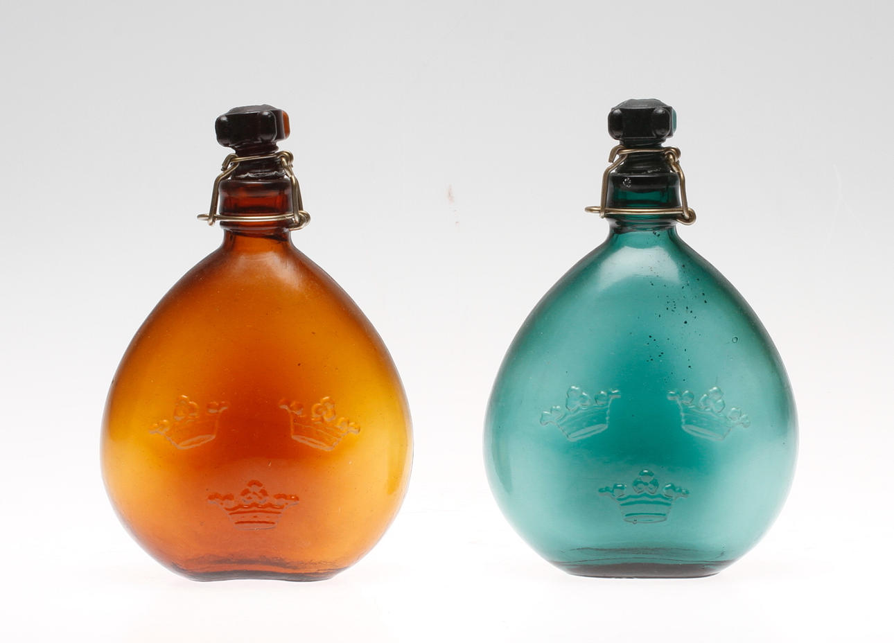 PLUNTOR, 2 st, glas. Krönta med tre kronor, 18/1900-tal.