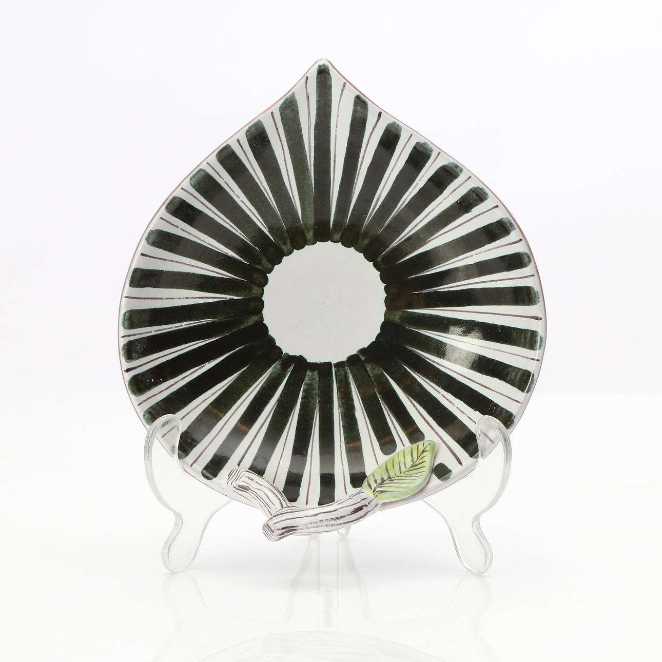 STIG LINDBERG, LEAF-SHAPED SAUCER. Faience, Gustavsberg Studio.
