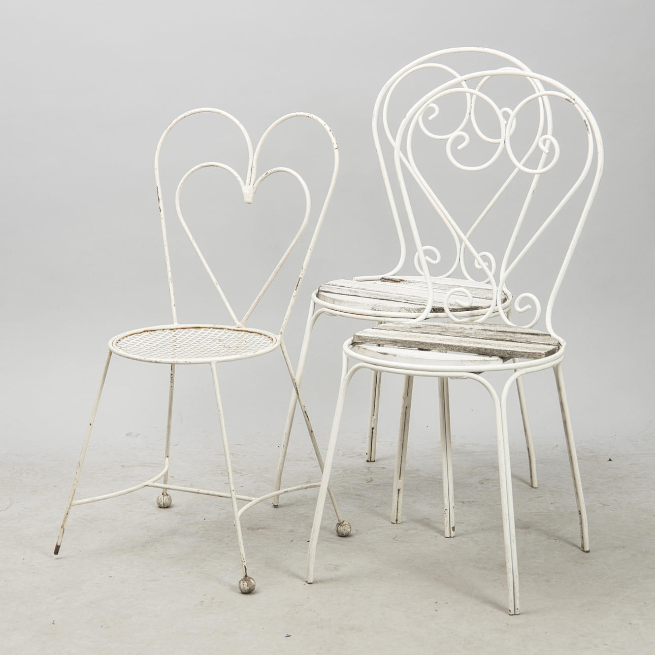TRÄDGÅRDSSTOLAR, 2+1 stycken, vitmålad smide, bl. a. Byarums Bruk.