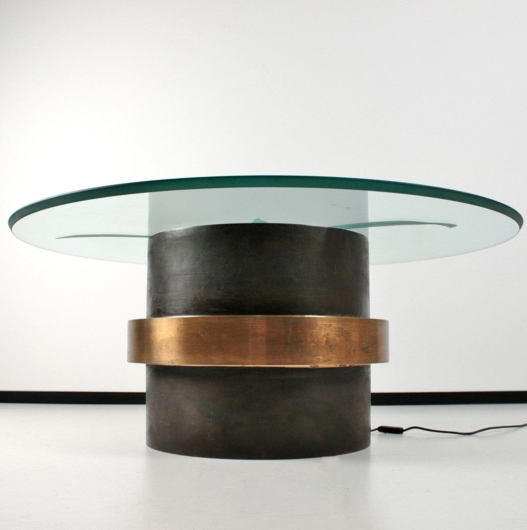 GERNOT SCHLUIFER. Beleuchteter Couchtisch / Coffeetable aus Bronze mit Schliffglasplatte, Künstlermöbel, signiert, 1981.