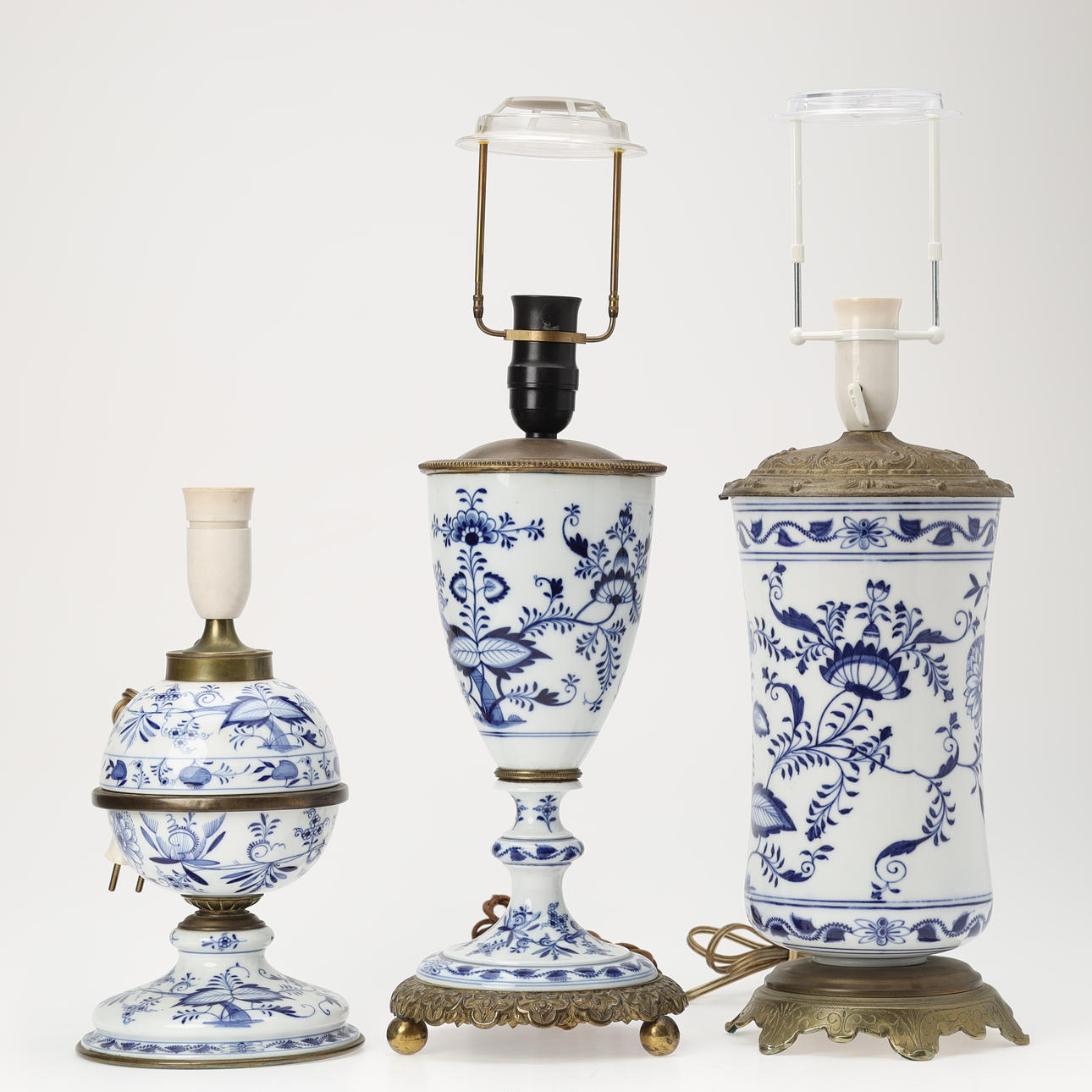 Set of three porcelain and brass table lamps with onion pattern, presumably Meissen, Germany, 1800/1900s (3).