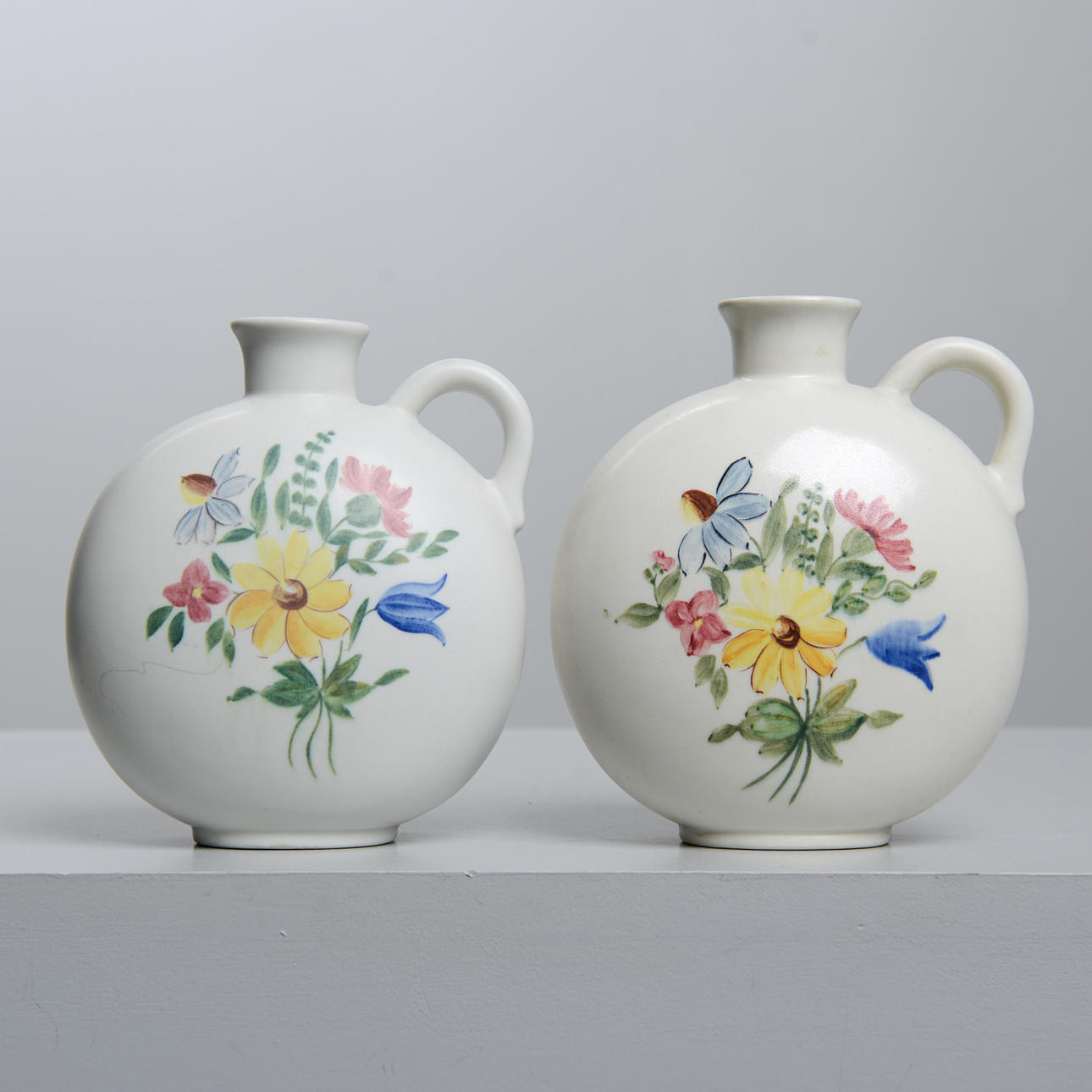 BERTIL LUNDGREN. 2 Hänkelvases, Rörstrand.