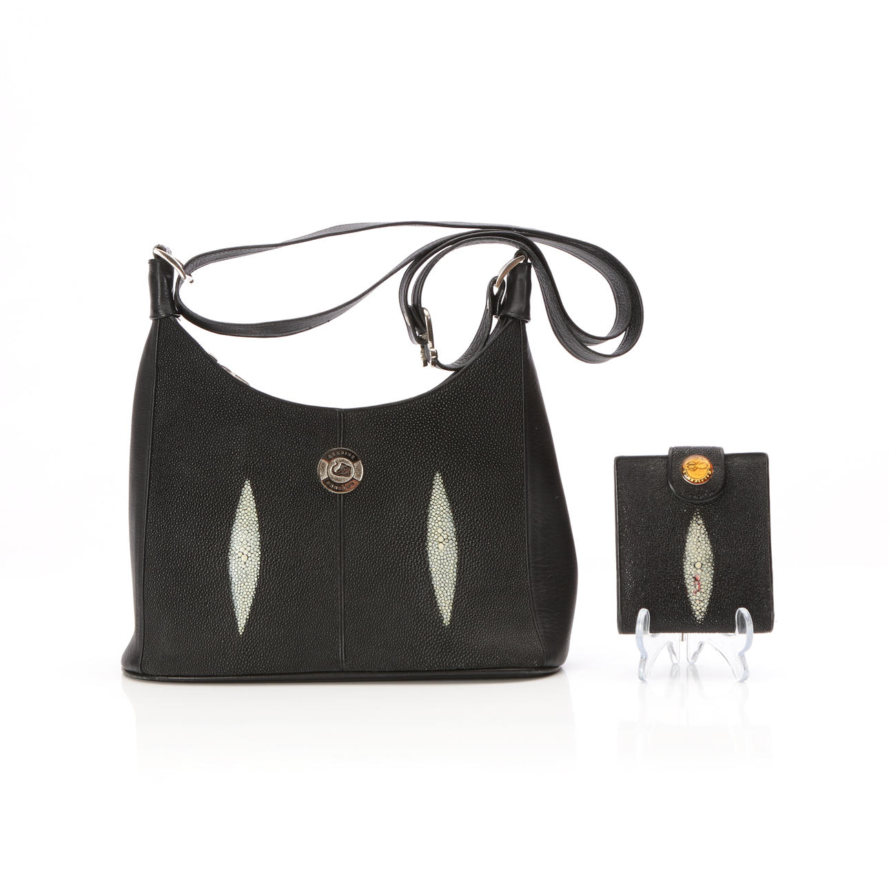 KUKKARO JA LOMPAKKO. Musta nahka ja stingray.