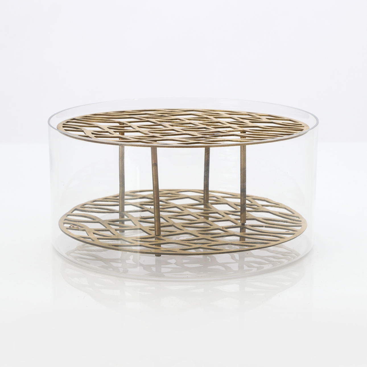 LANGE VASE „WIESE“. Klarglas mit Blumenhalter aus Messing.