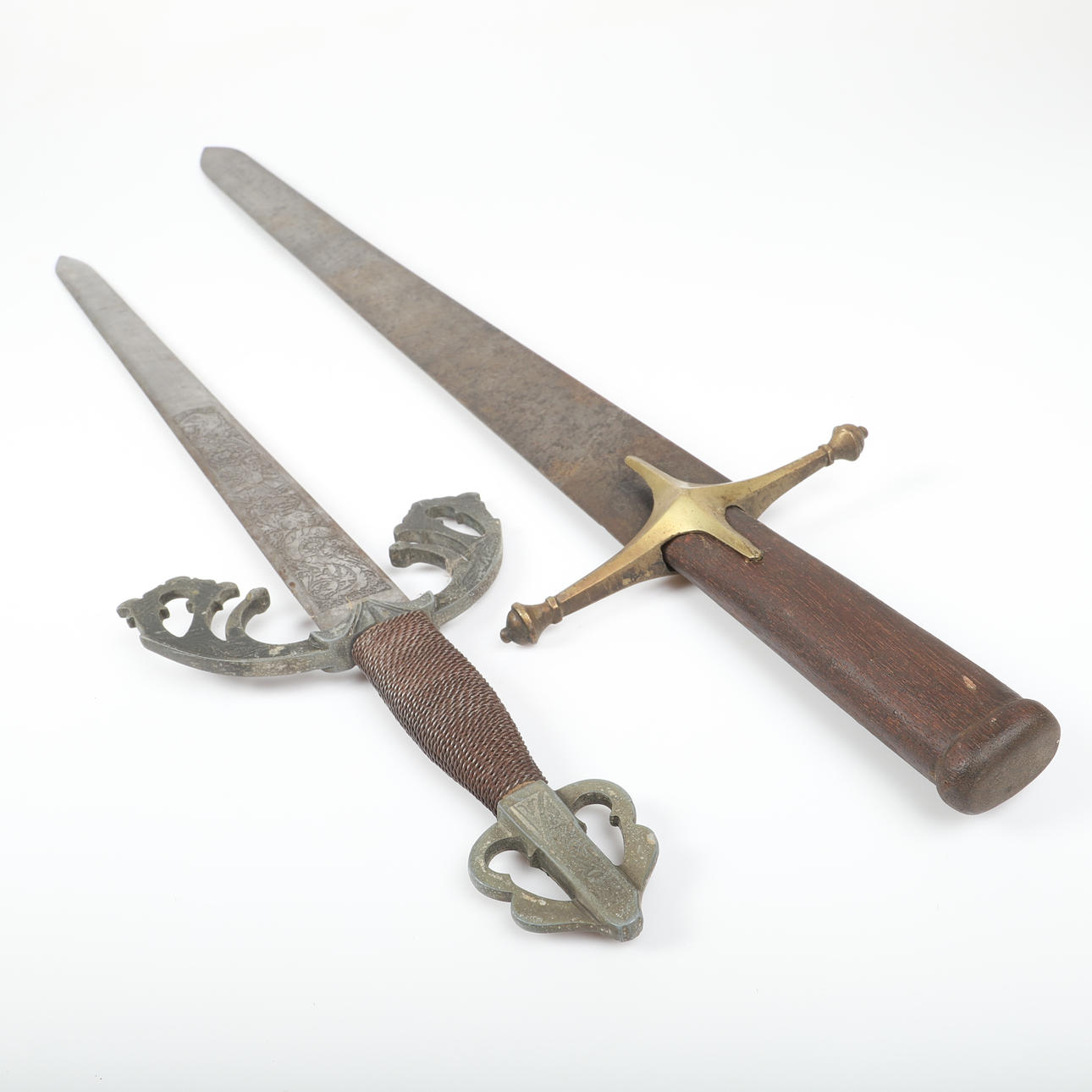 SVÄRD, 2 Stück, Repliken.