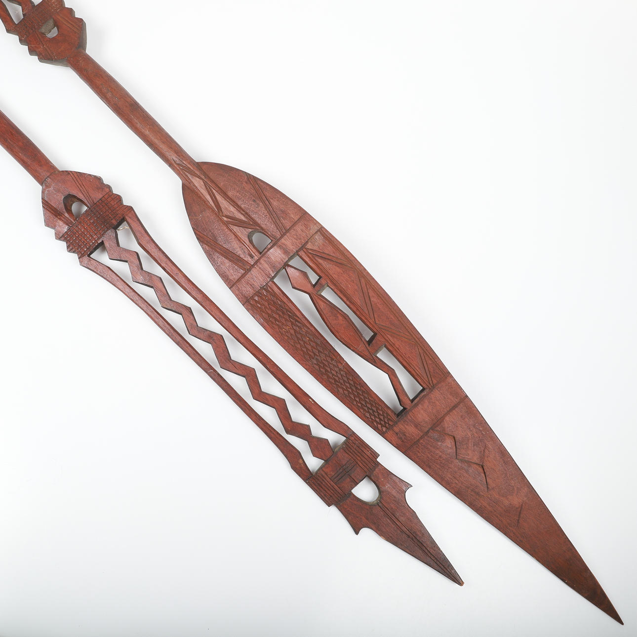 Speere, 1 Paar, geschnitztes Holz, Afrika.