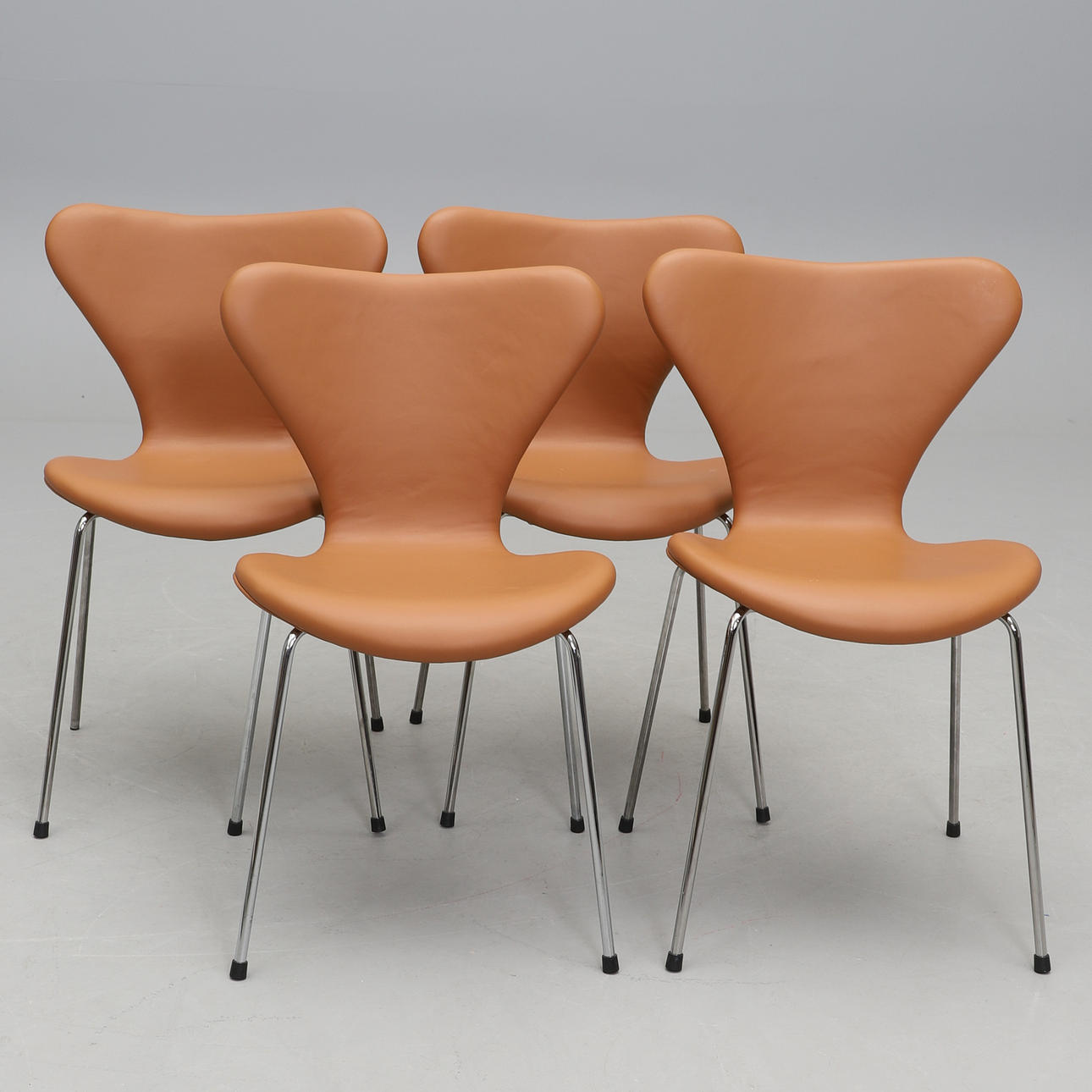 ARNE JACOBSEN. A set of four 'Sjuan' chairs, Fritz Hansen, Denmark.