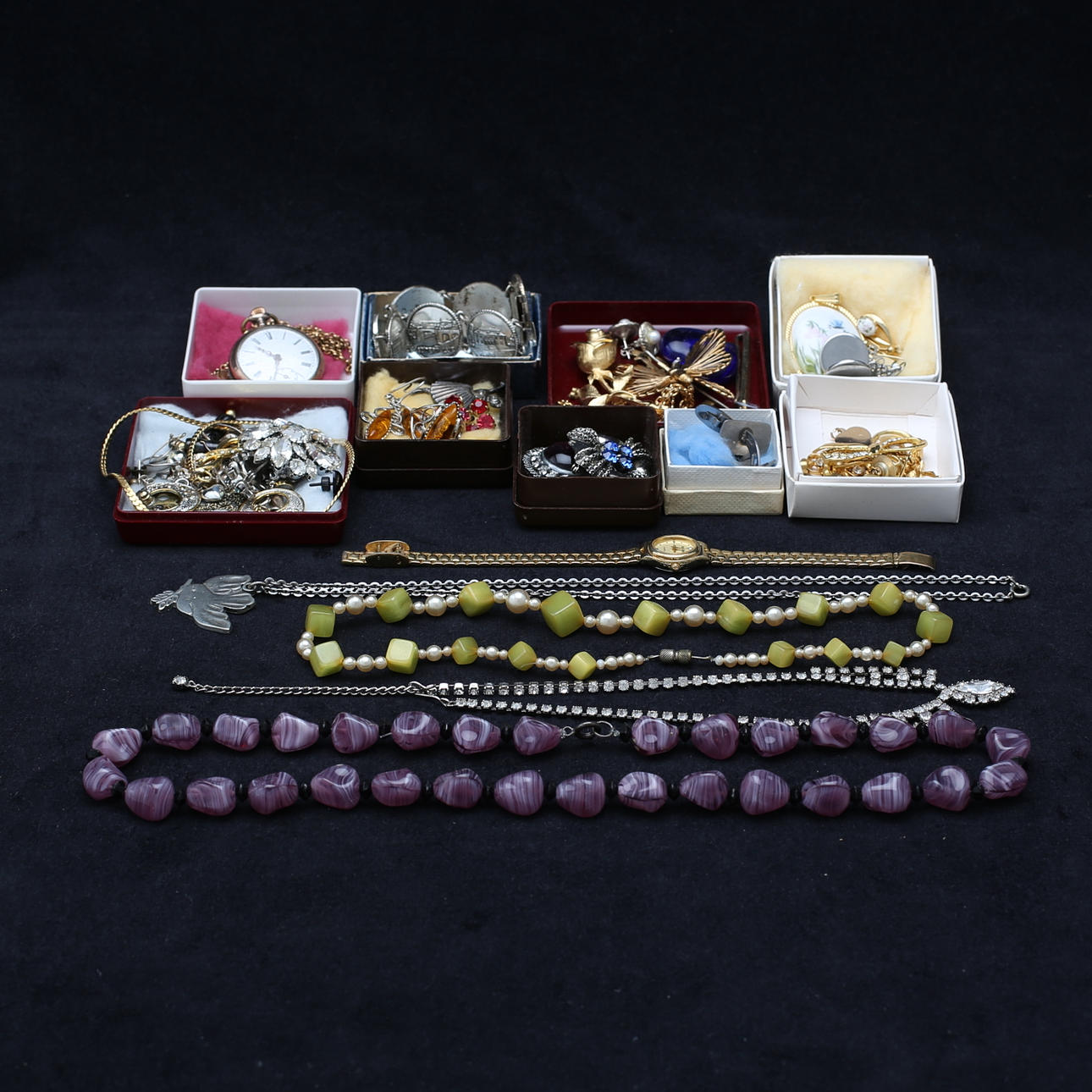 PARTI SMYCKEN och bijouterier, bl.a fickur, silver.